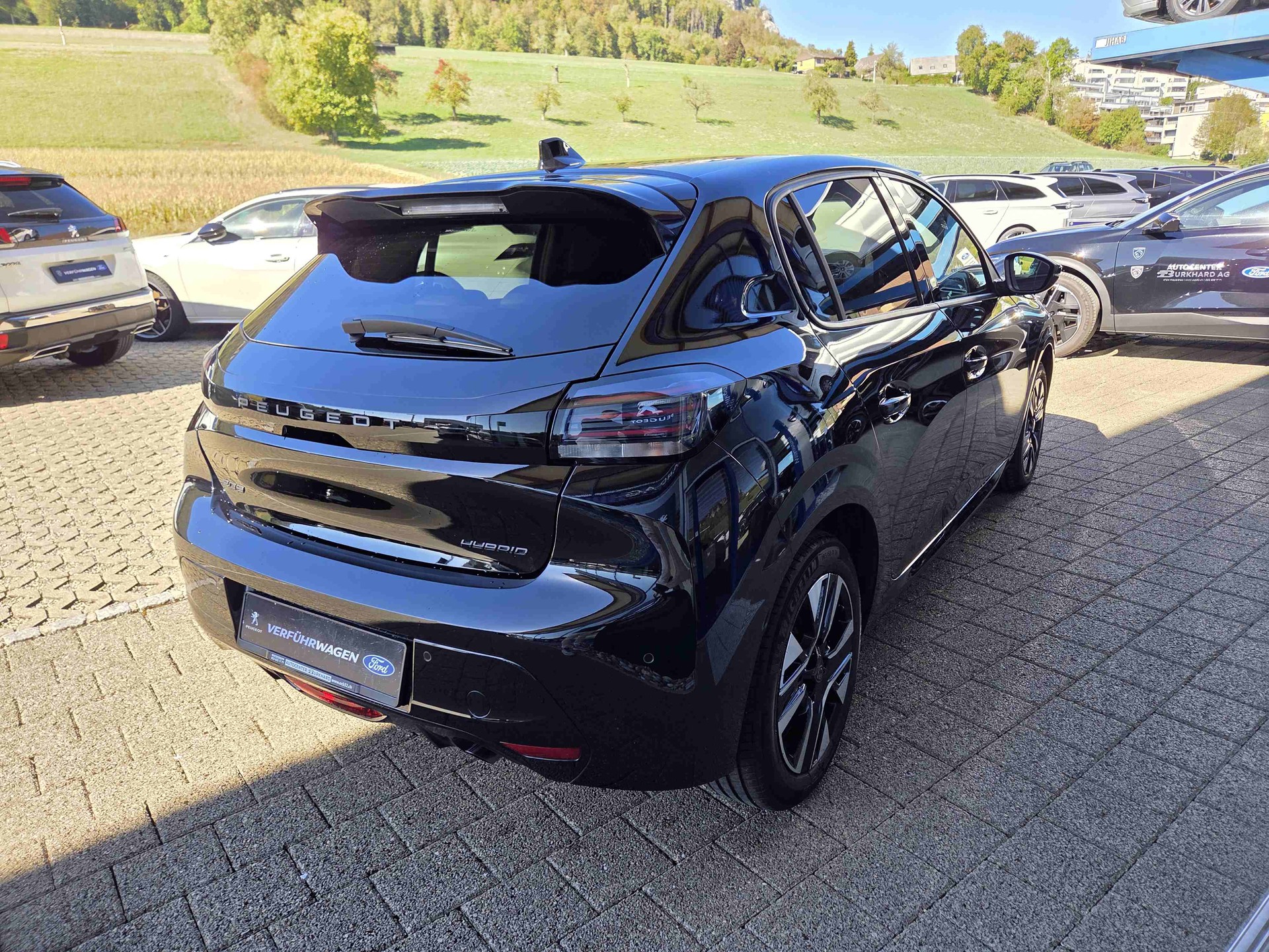 PEUGEOT 208 1.2 Hybrid Allure Premium-image-4