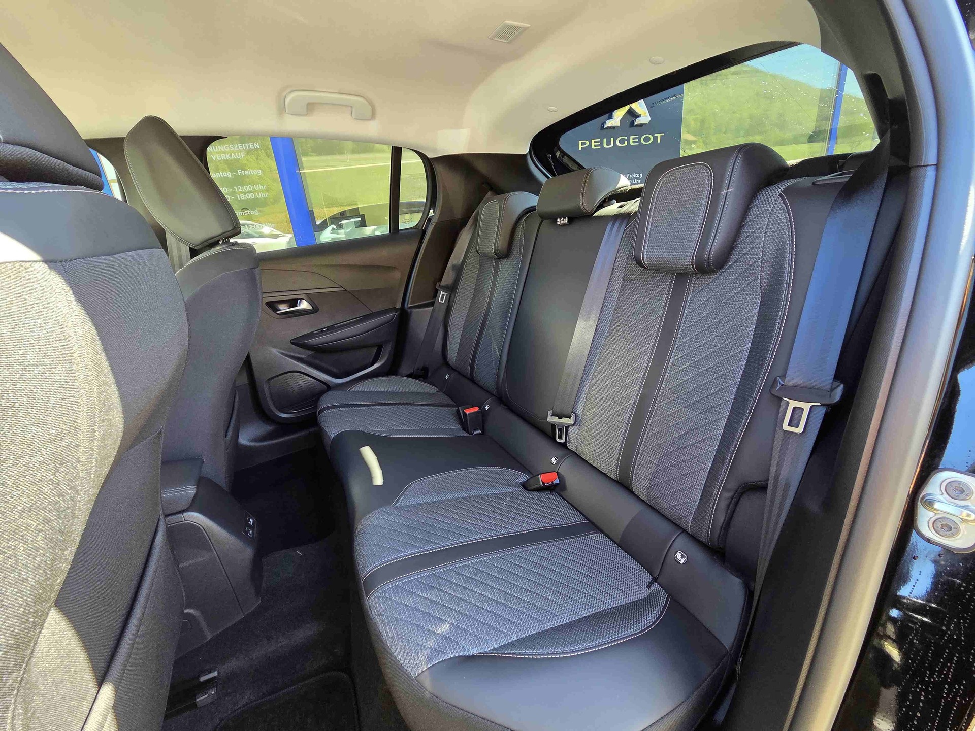 PEUGEOT 208 1.2 Hybrid Allure Premium-image-8