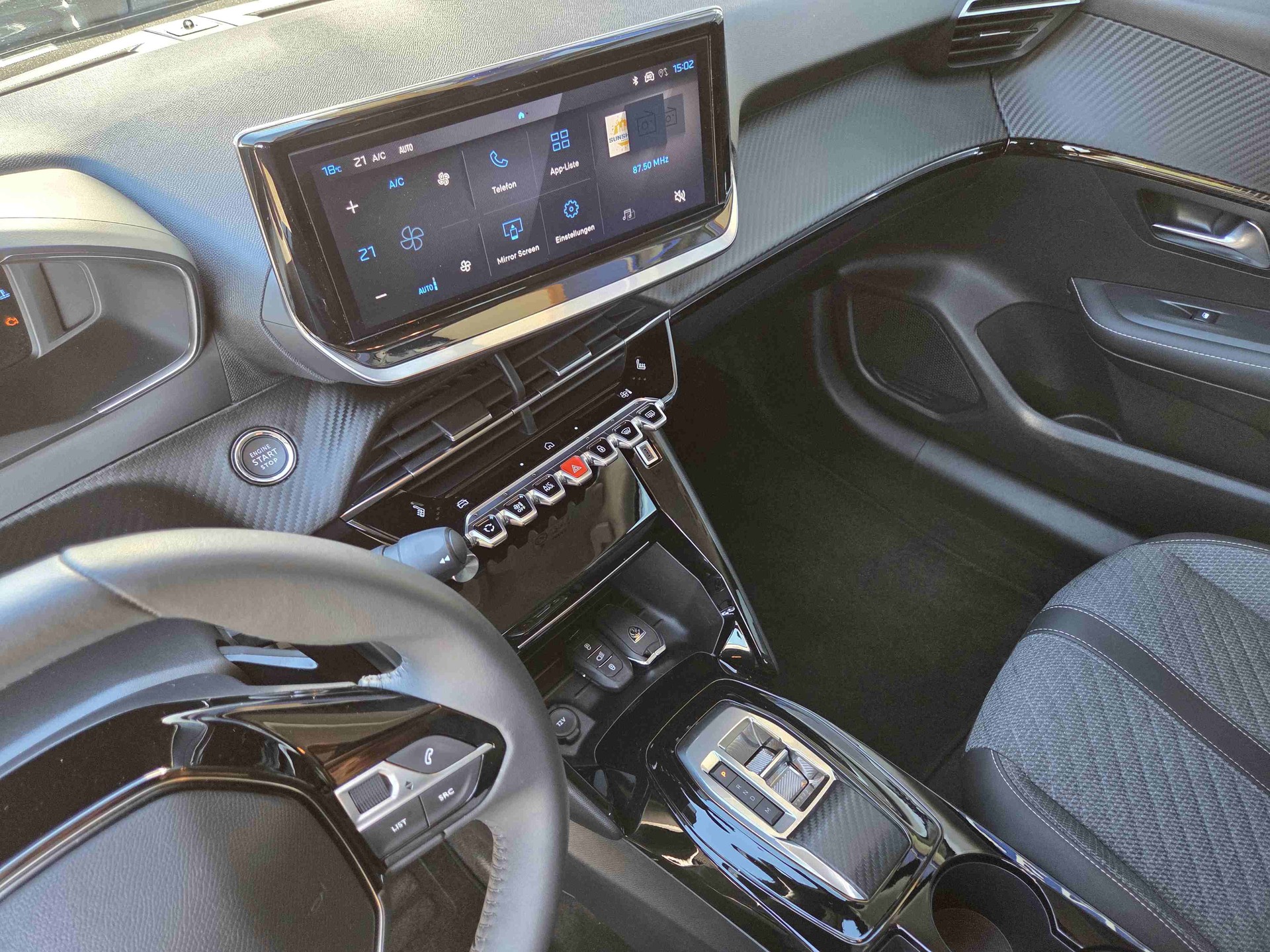 PEUGEOT 208 1.2 Hybrid Allure Premium-image-10