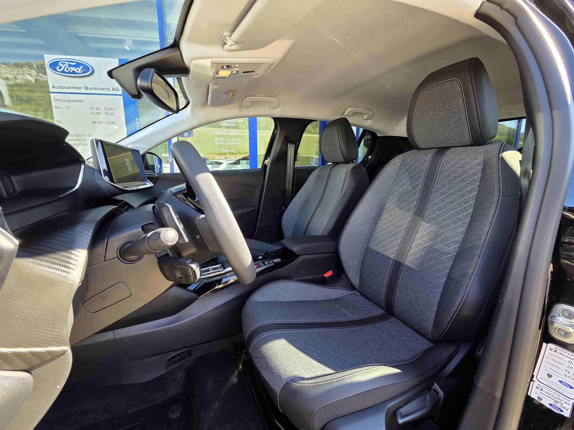 PEUGEOT 208 1.2 Hybrid Allure Premium-image-7