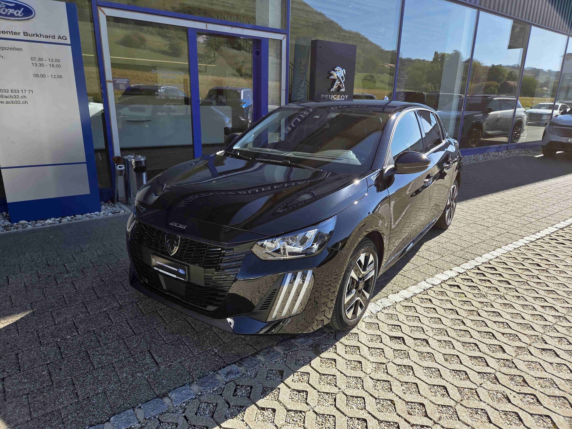 PEUGEOT 208 1.2 Hybrid Allure Premium-image-1