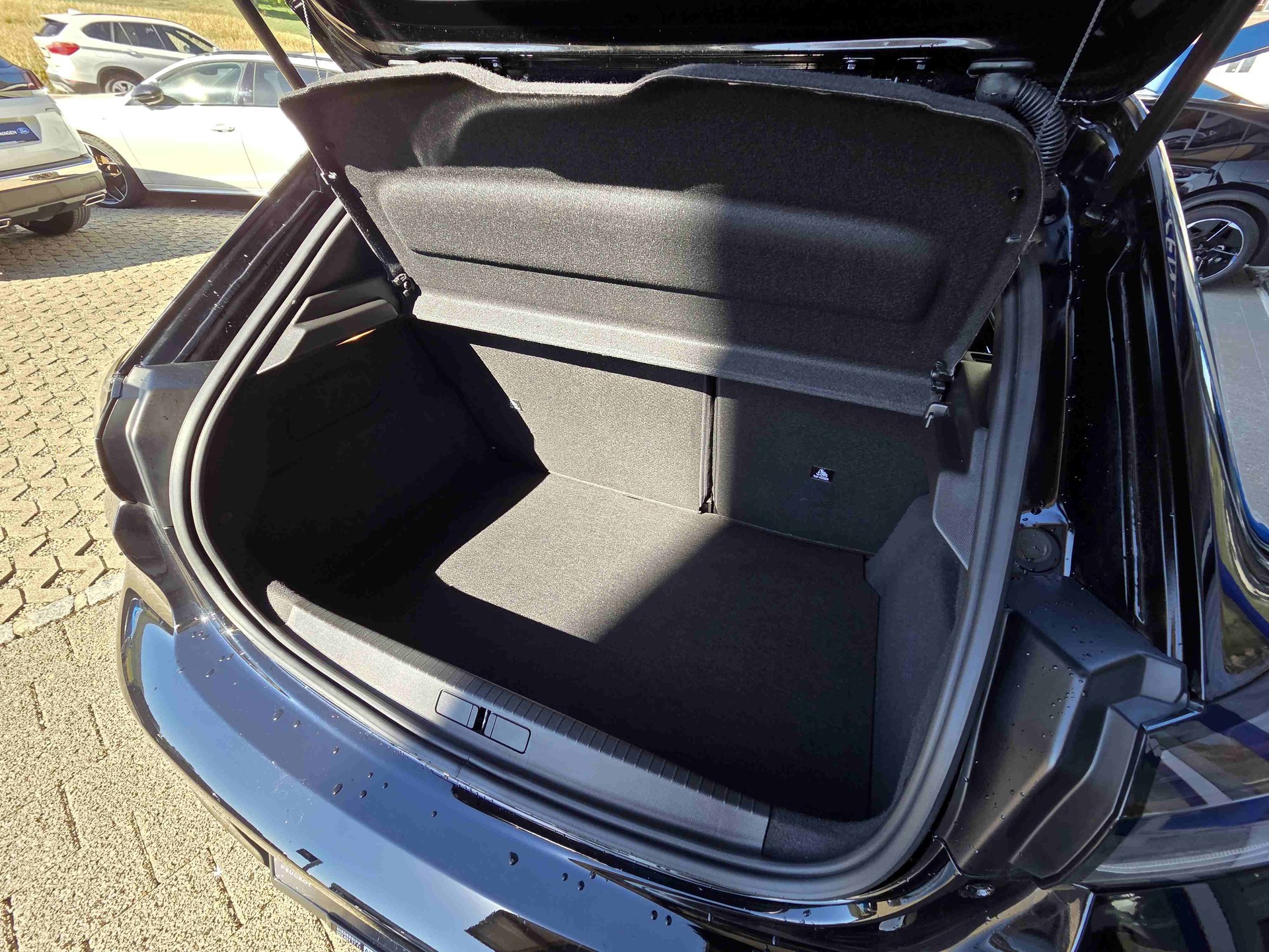 PEUGEOT 208 1.2 Hybrid Allure Premium-image-6