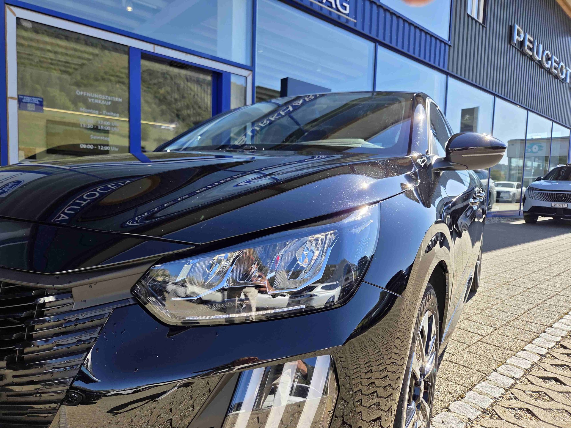 PEUGEOT 208 1.2 Hybrid Allure Premium-image-12