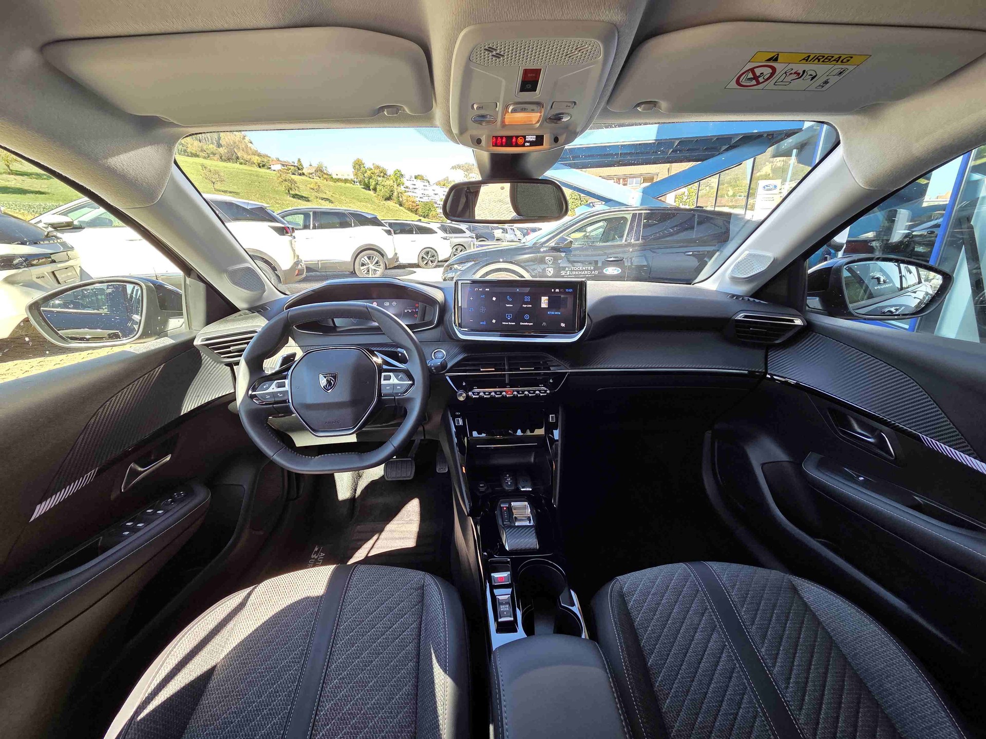 PEUGEOT 208 1.2 Hybrid Allure Premium-image-11