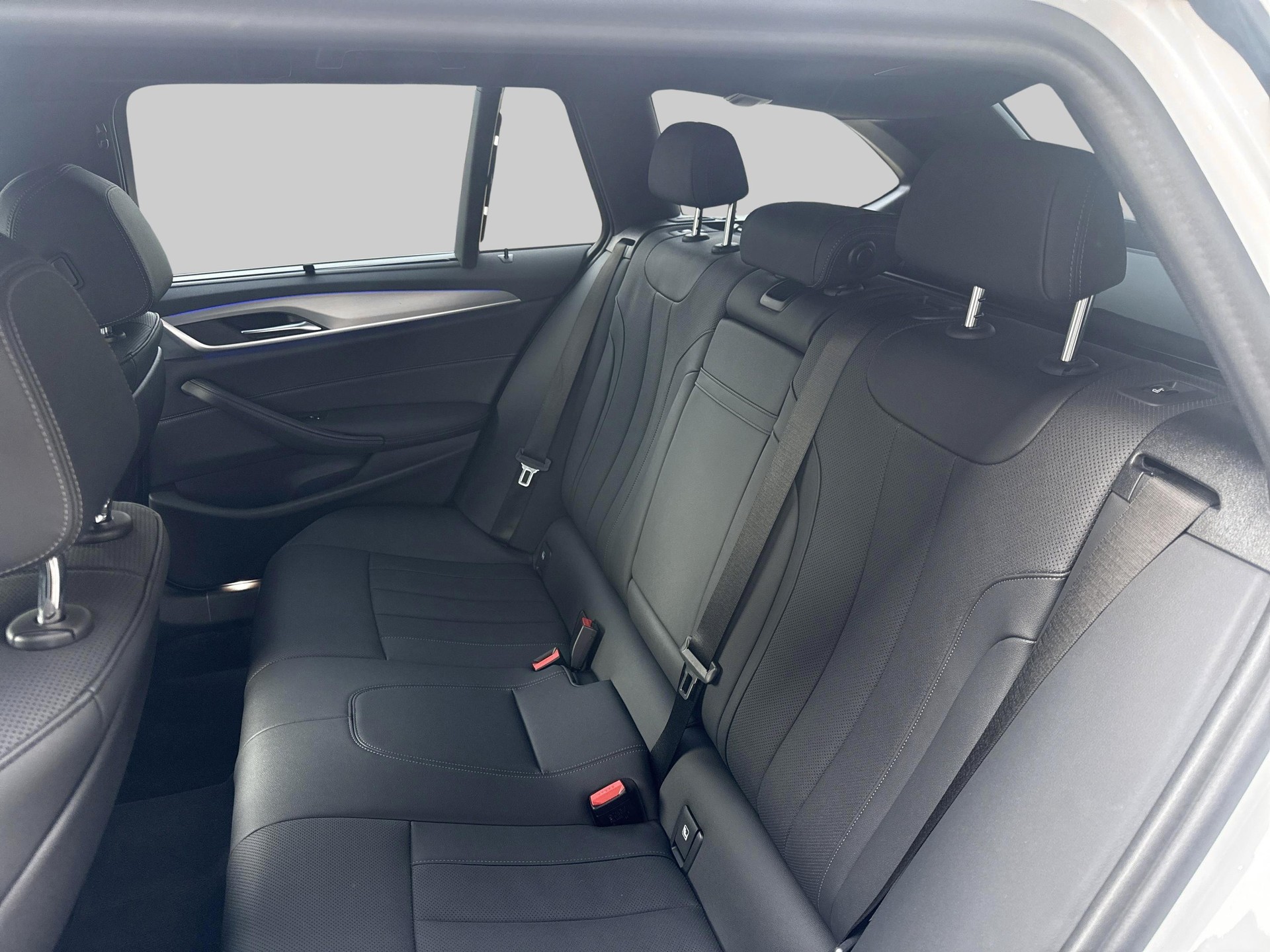 BMW 520d xDrive Touring M Sport-image-17