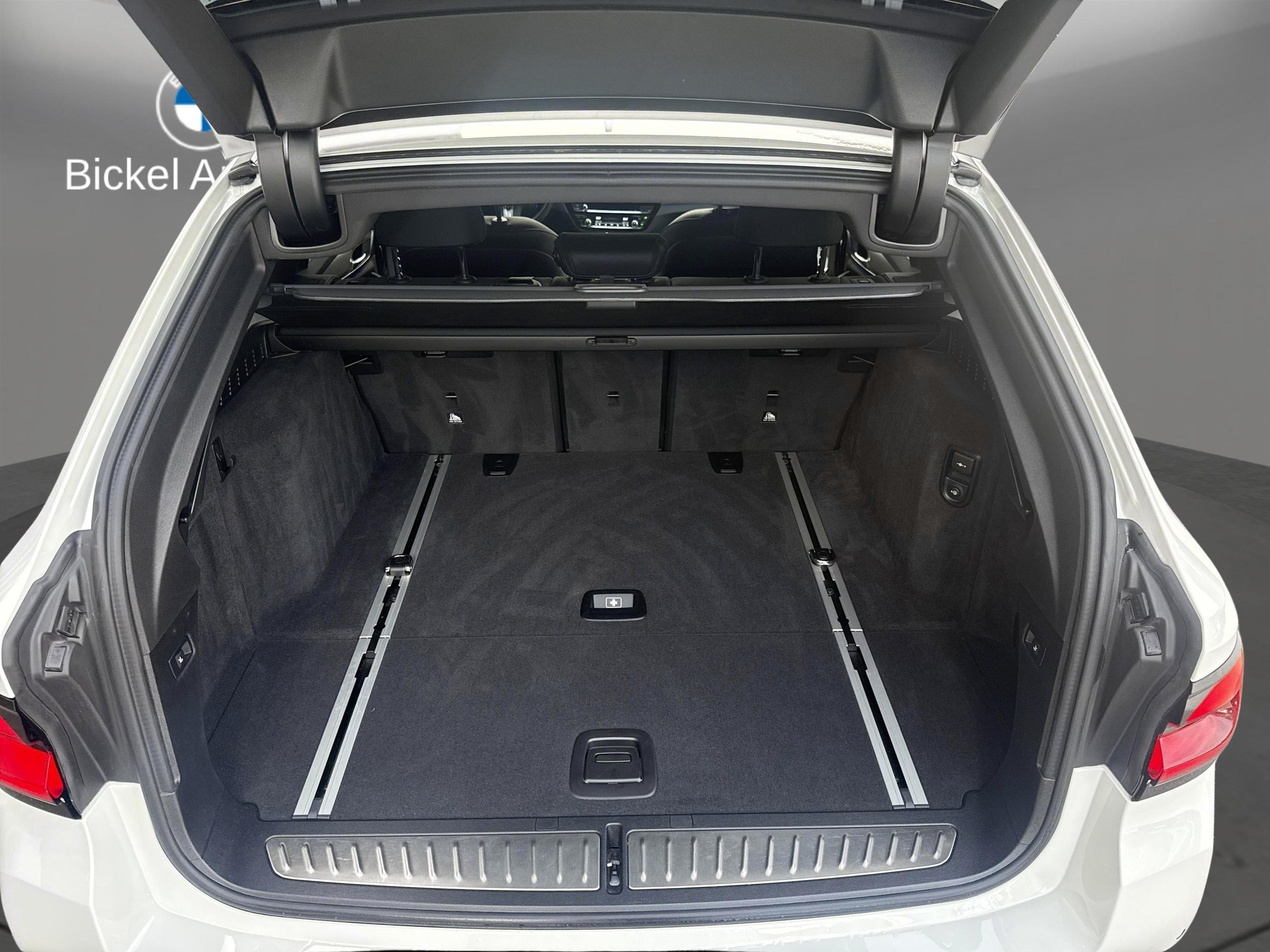 BMW 520d xDrive Touring M Sport-image-18