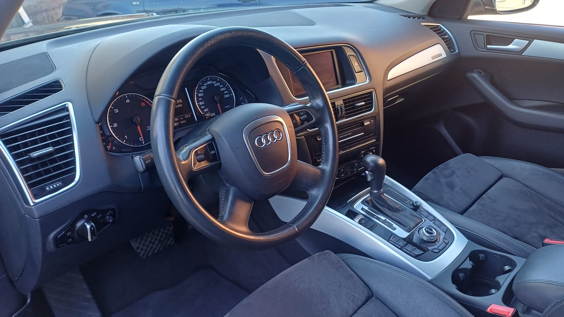 AUDI Q5 3.0 TDI quattro S-tronic-image-8