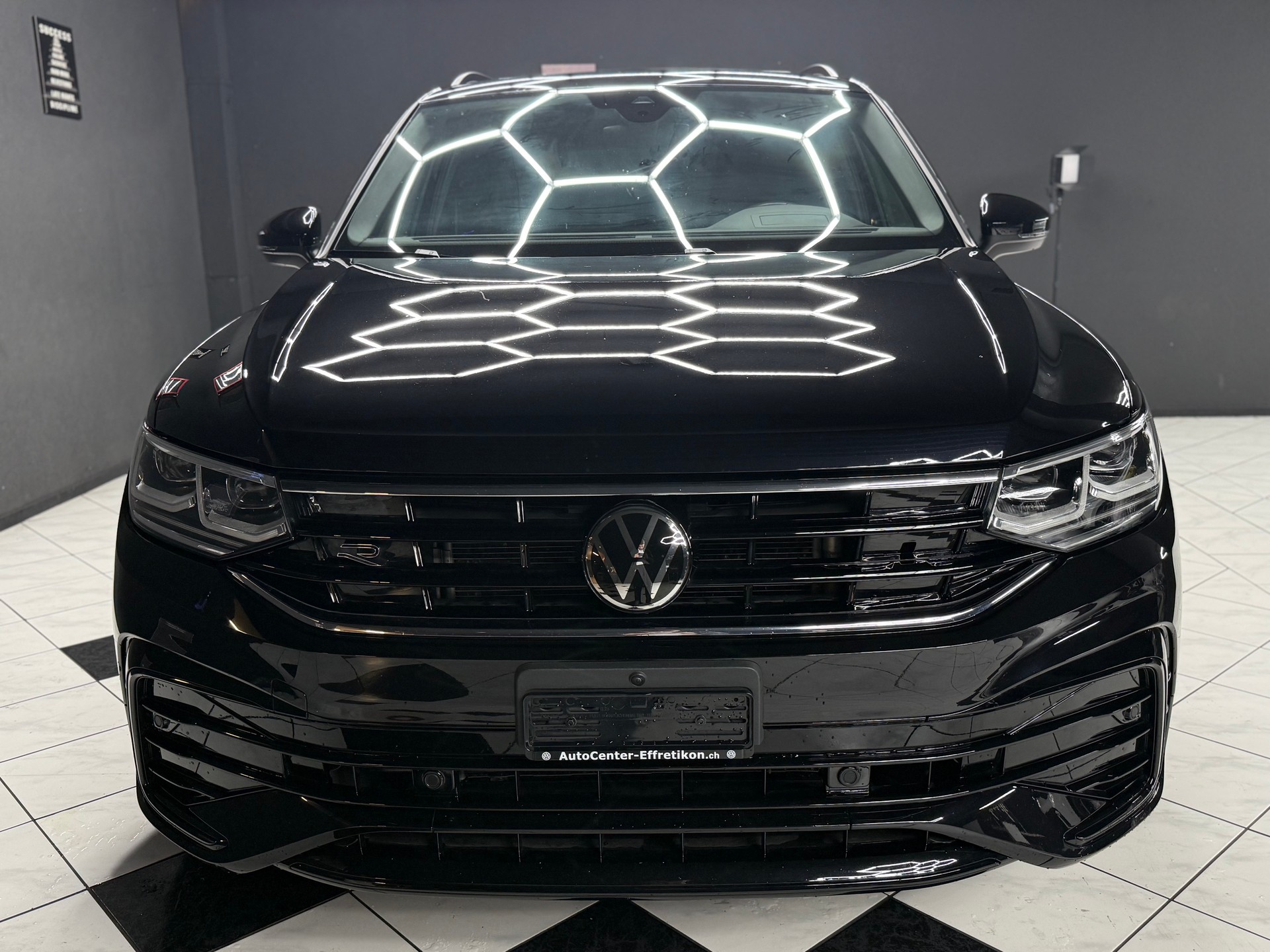 VW Tiguan 2.0TSI R-Line 4Motion DSG-image-2