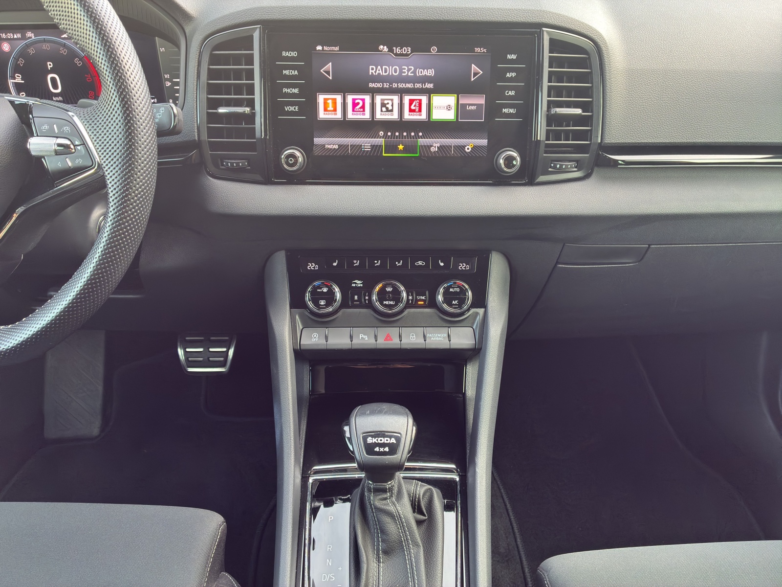 SKODA Karoq 2.0 TSI SportLine 4x4 DSG-image-10