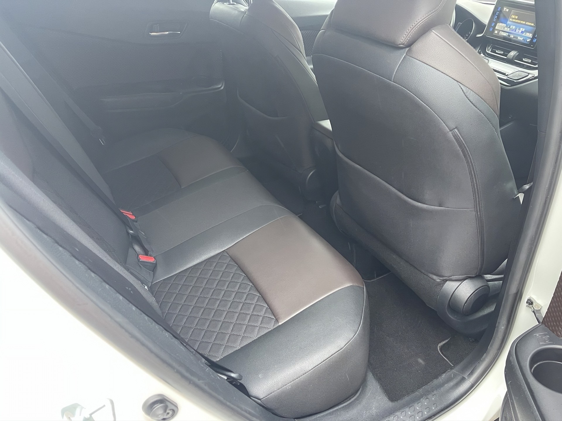 TOYOTA C-HR 1.2 Premium-image-12