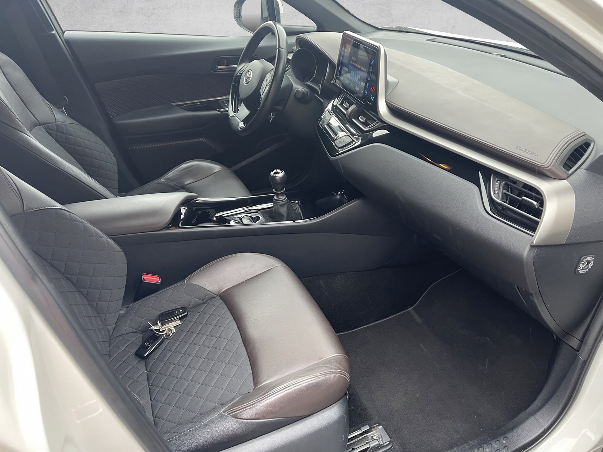 TOYOTA C-HR 1.2 Premium-image-11