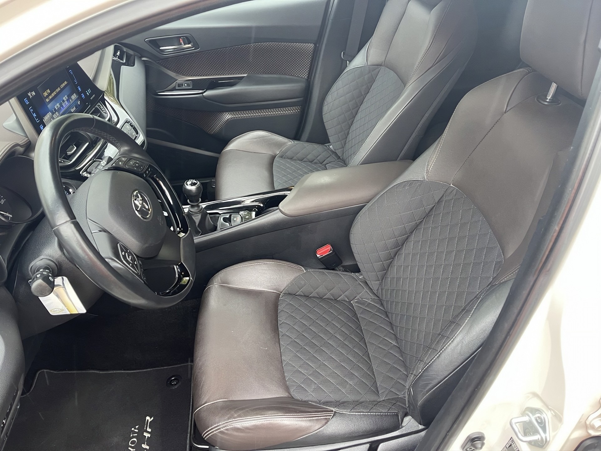 TOYOTA C-HR 1.2 Premium-image-6