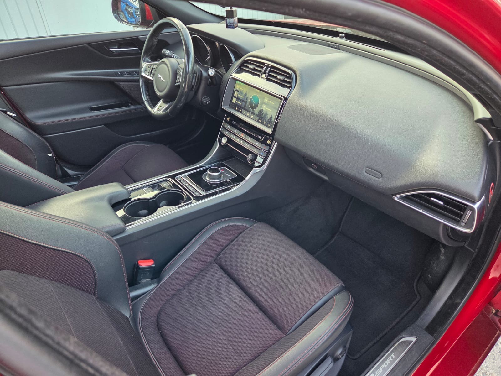 JAGUAR XE 20d R-Sport Automat-image-9