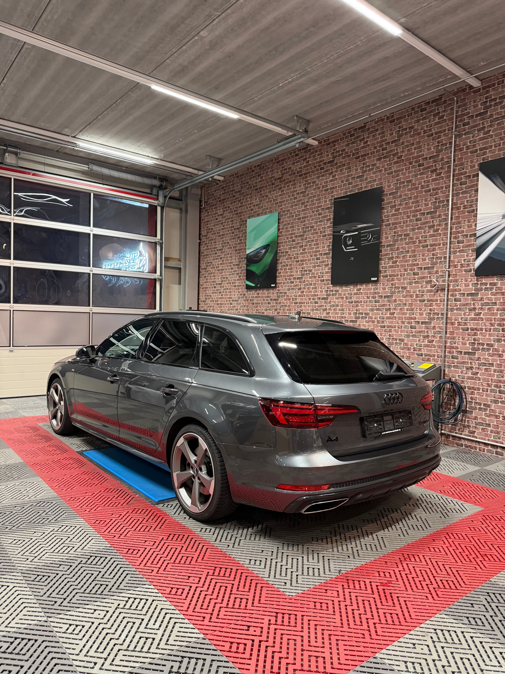 AUDI A4 Avant 45 TFSI SLINE S-tronic quattro-image-2