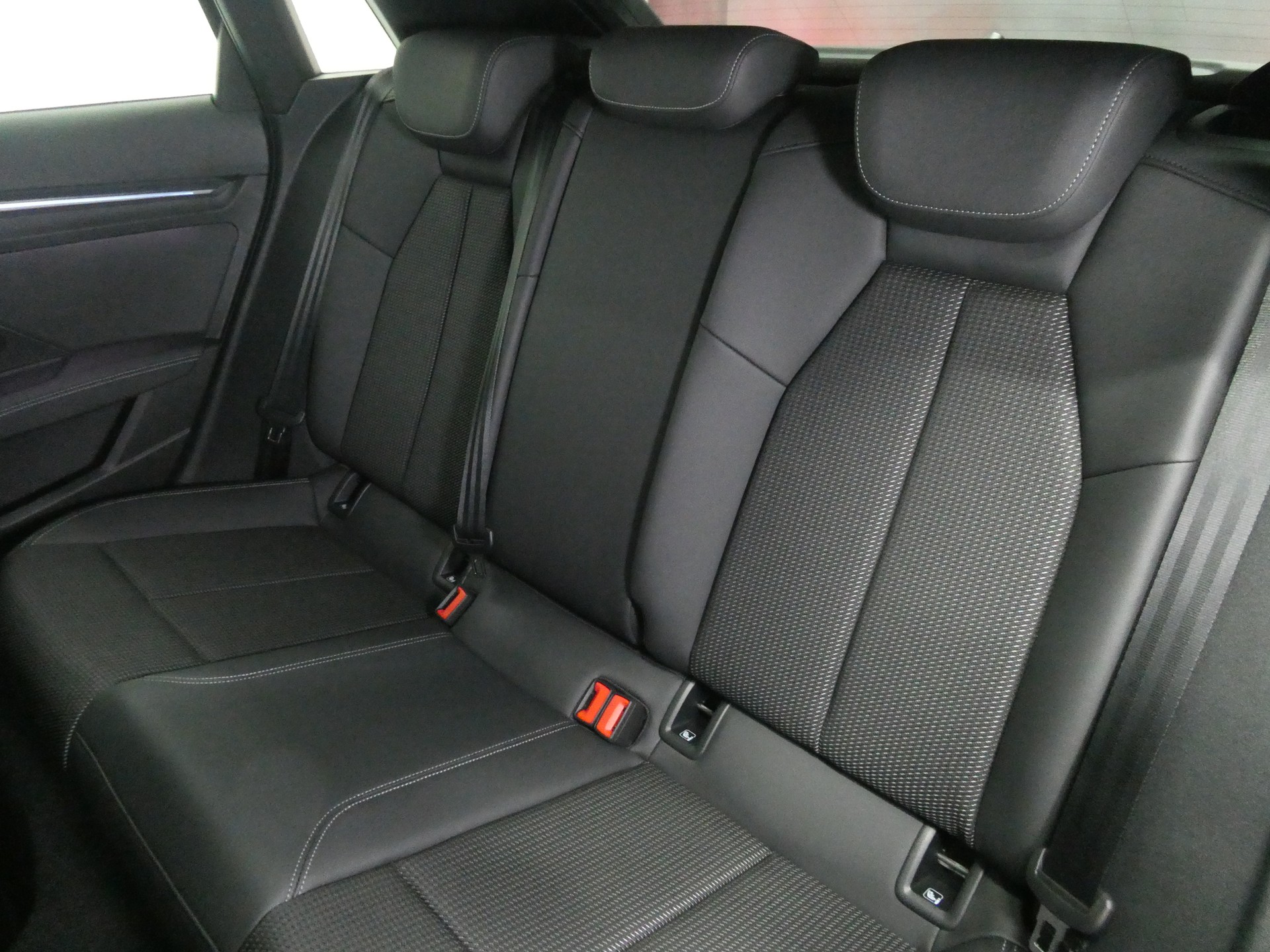 AUDI A3 Sportback 35 TFSI S Line S-tronic - Panorama - Matrix LED - Sportsitze - SONOS - 360° Kamera - 150 PS-image-10