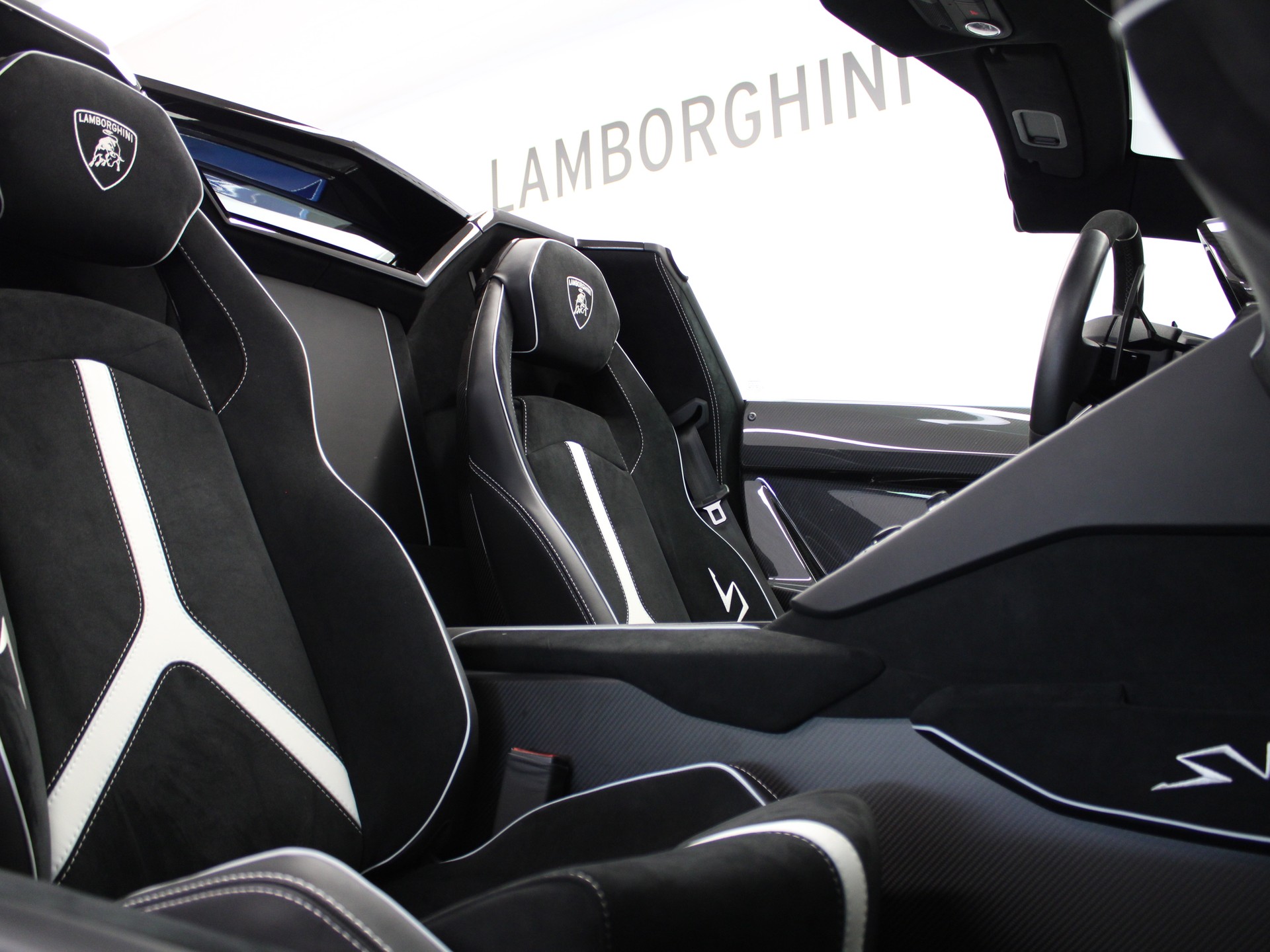 LAMBORGHINI Aventador LP750-4 Superveloce Roadster E-Gear-image-8