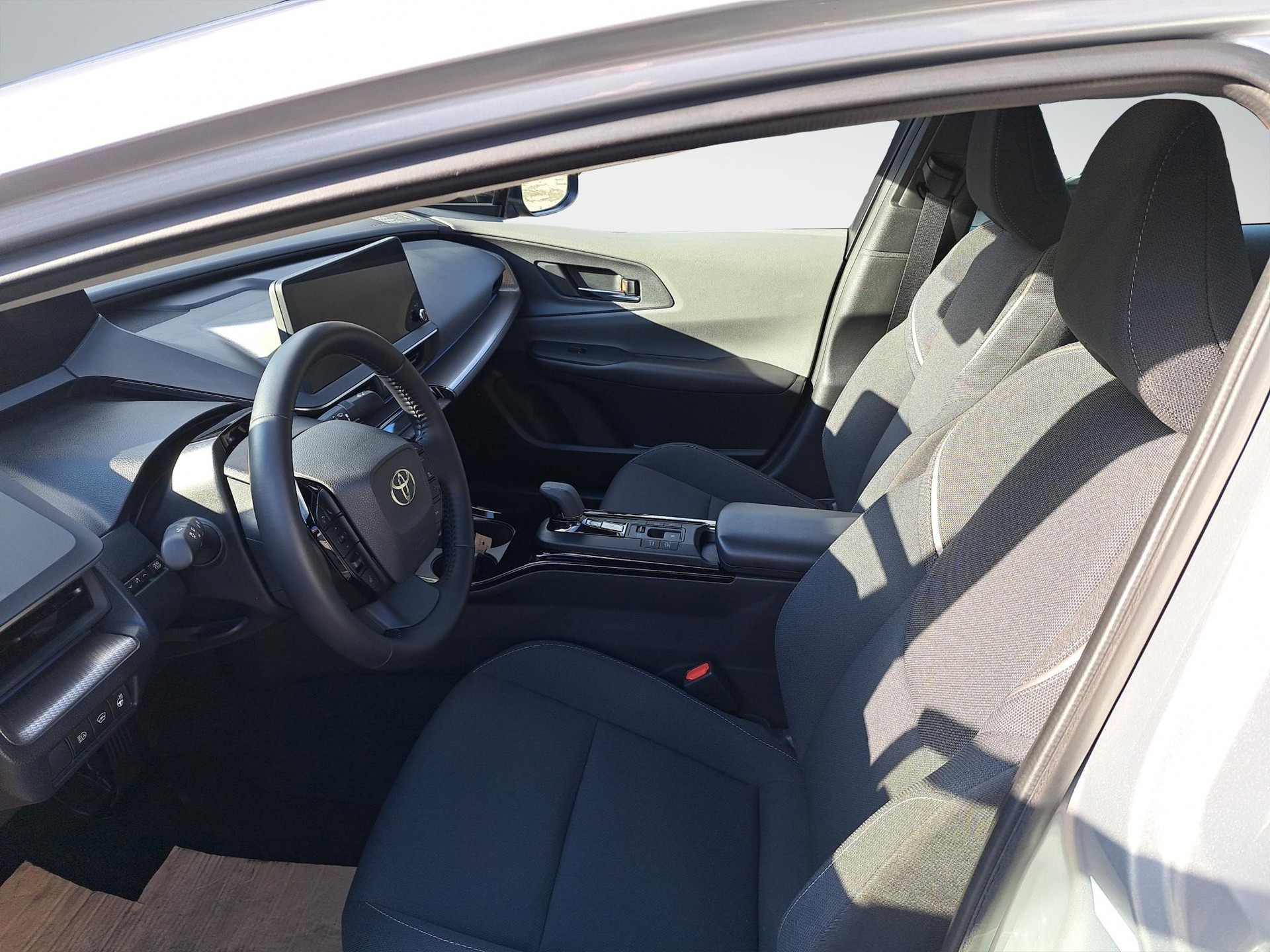 TOYOTA Prius 2.0 Plug-In-Hybrid Style-image-8