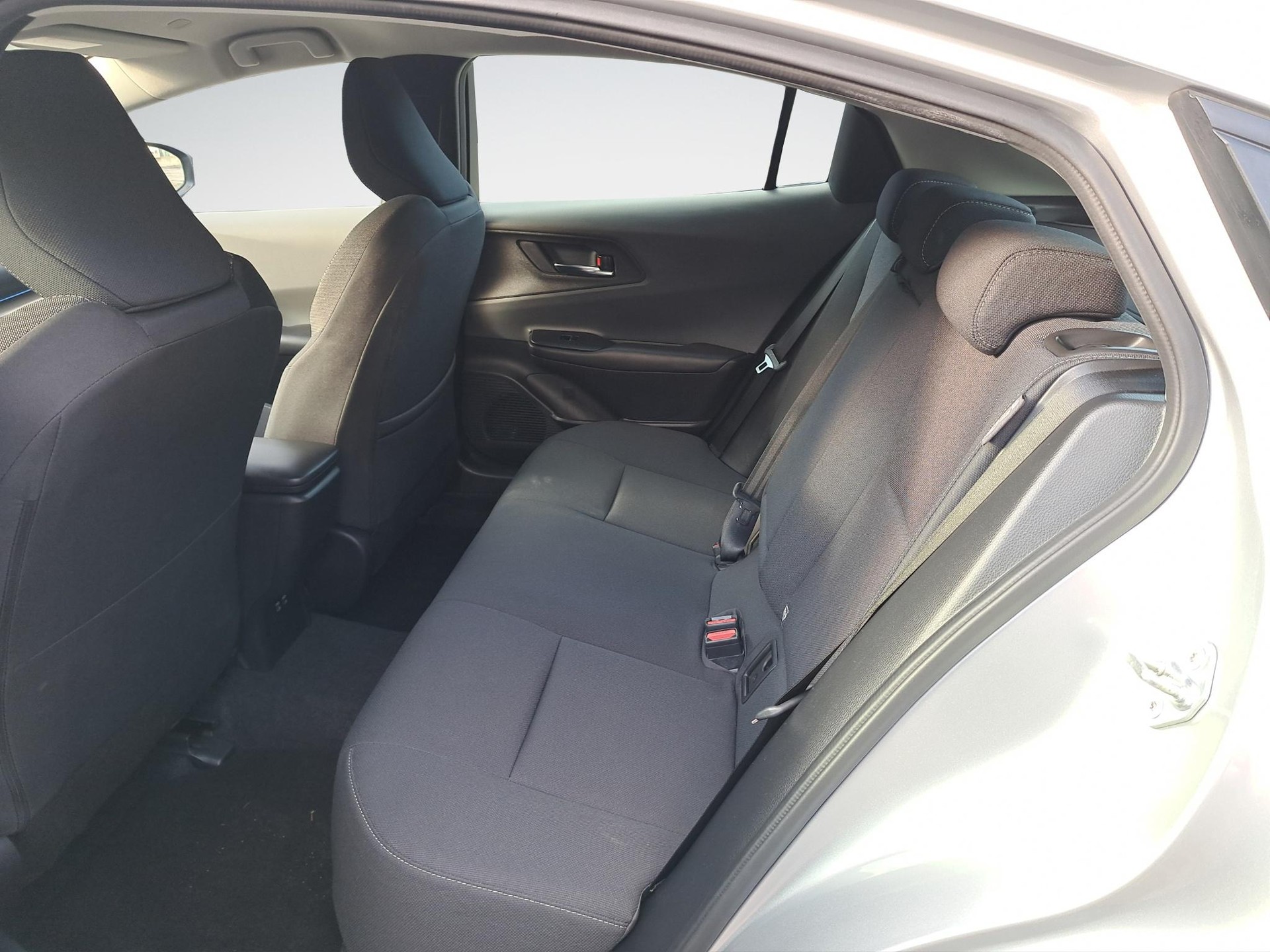 TOYOTA Prius 2.0 Plug-In-Hybrid Style-image-14