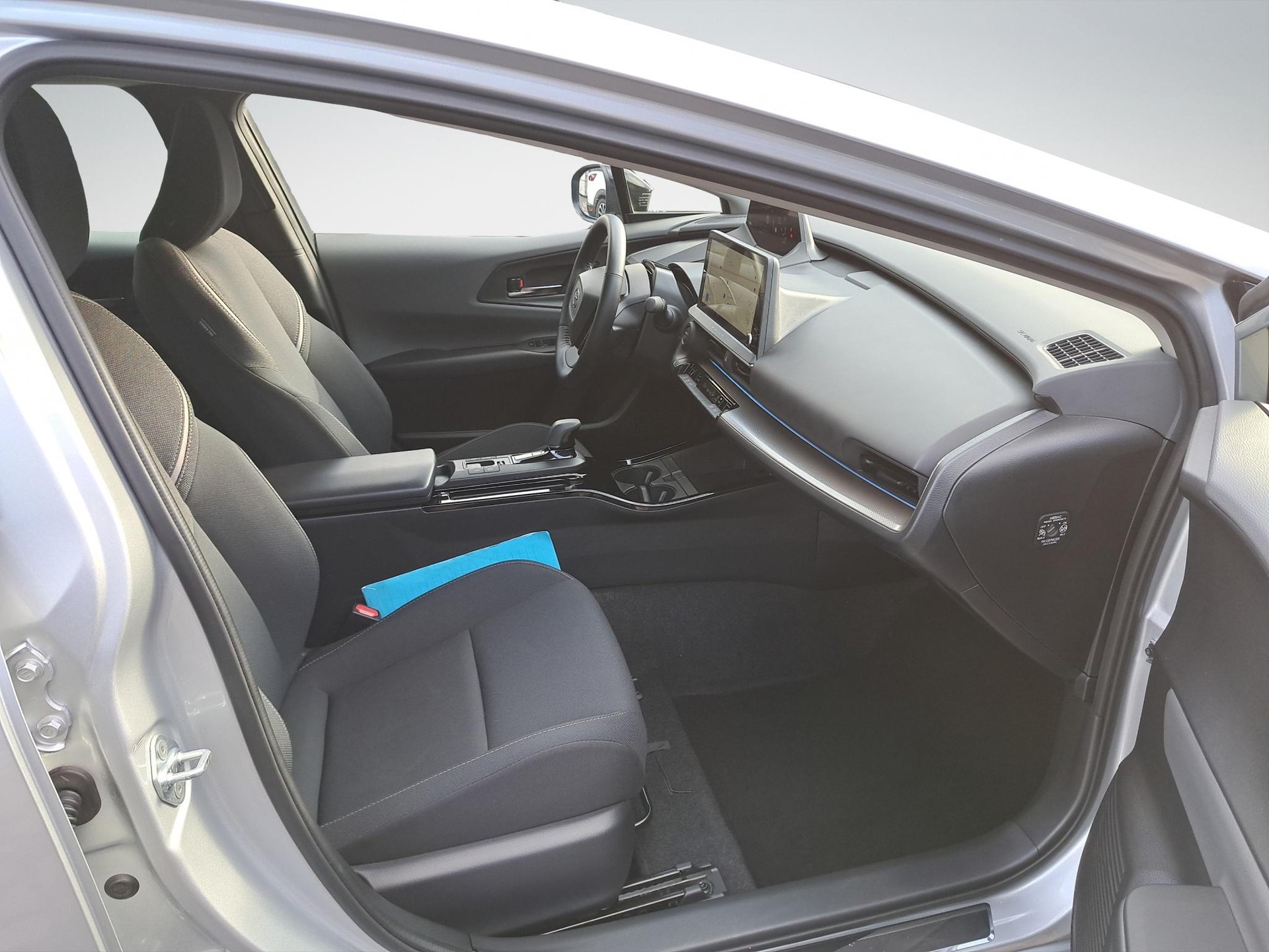 TOYOTA Prius 2.0 Plug-In-Hybrid Style-image-15