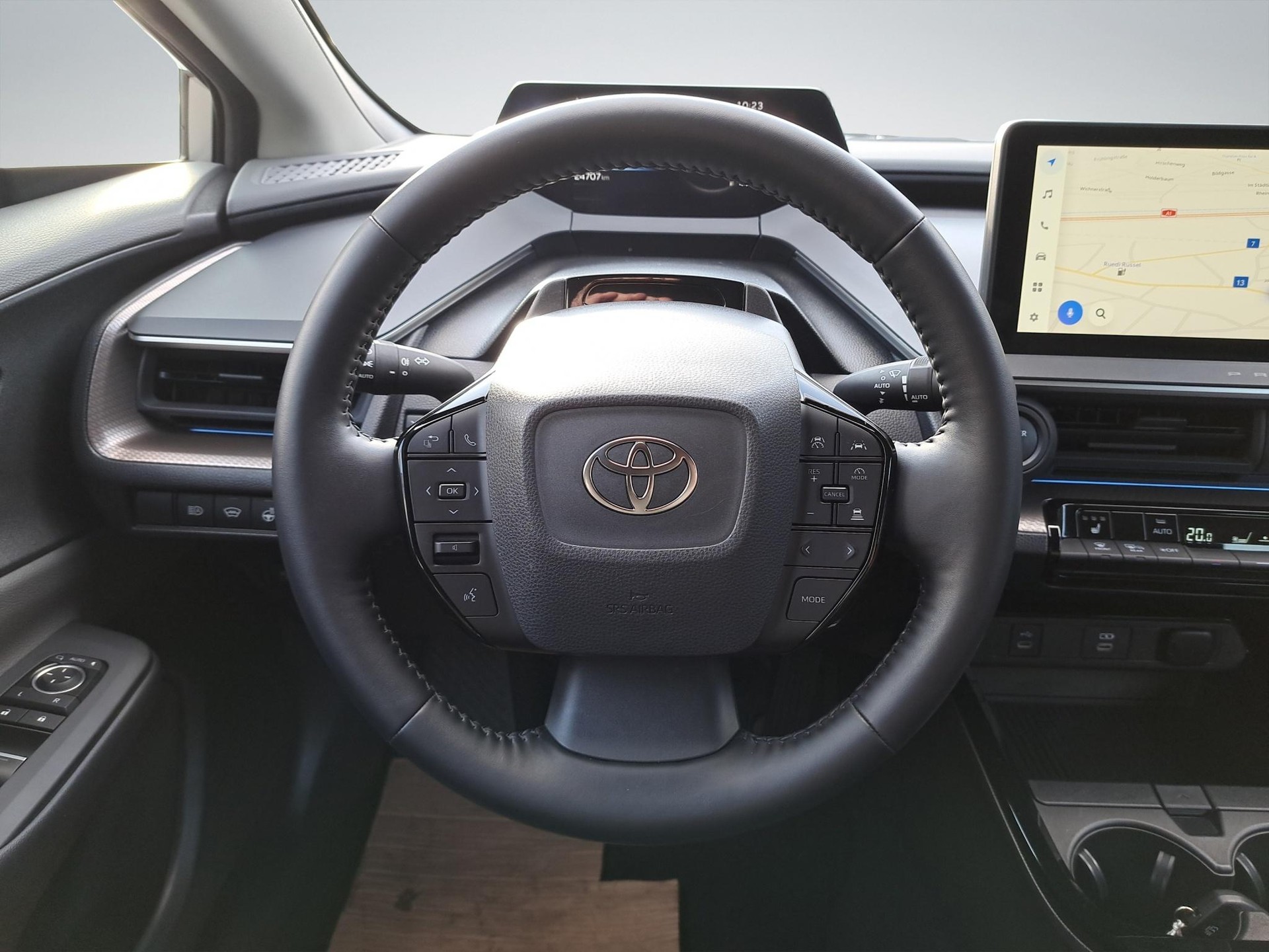 TOYOTA Prius 2.0 Plug-In-Hybrid Style-image-9