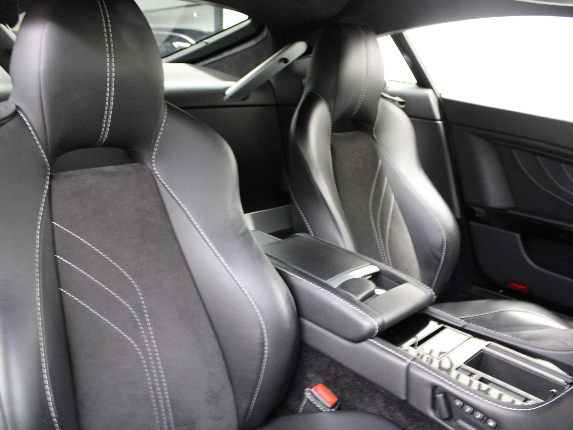 ASTON MARTIN V8 Vantage 4.7 S Sportshift-image-6