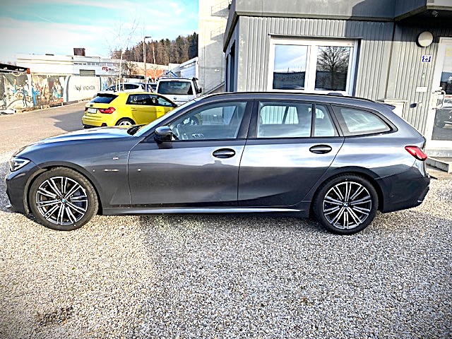 BMW 330i Touring M Sport-showroom-element-2