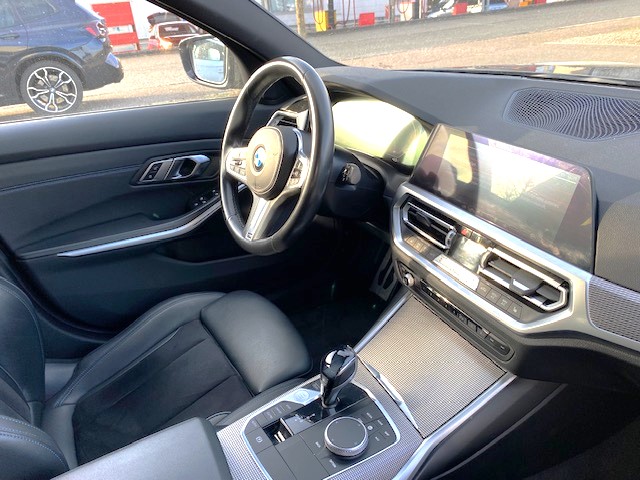 BMW 330i Touring M Sport-image-11