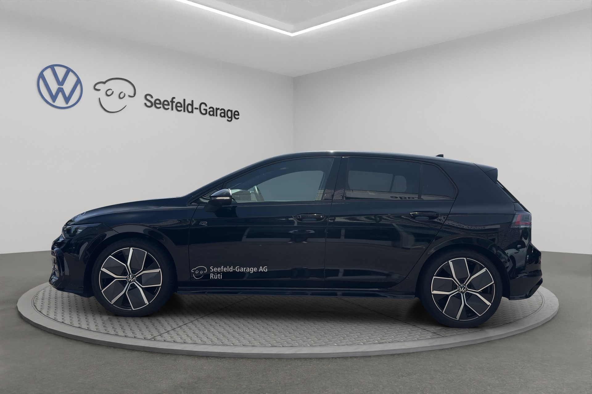VW Golf 1.5 e TSI mHEV R-Line DSG-image-2