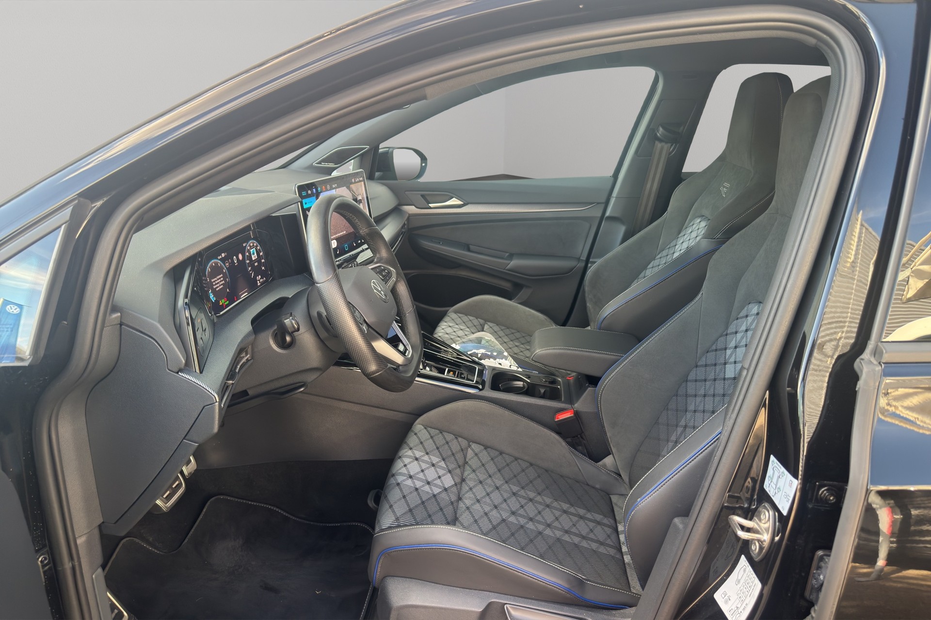 VW Golf 1.5 e TSI mHEV R-Line DSG-image-8