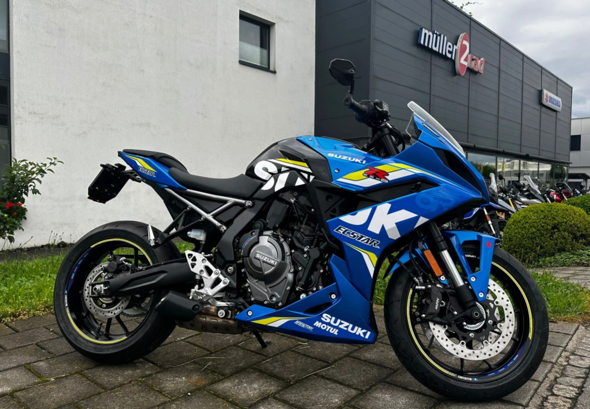 SUZUKI GSX-8R