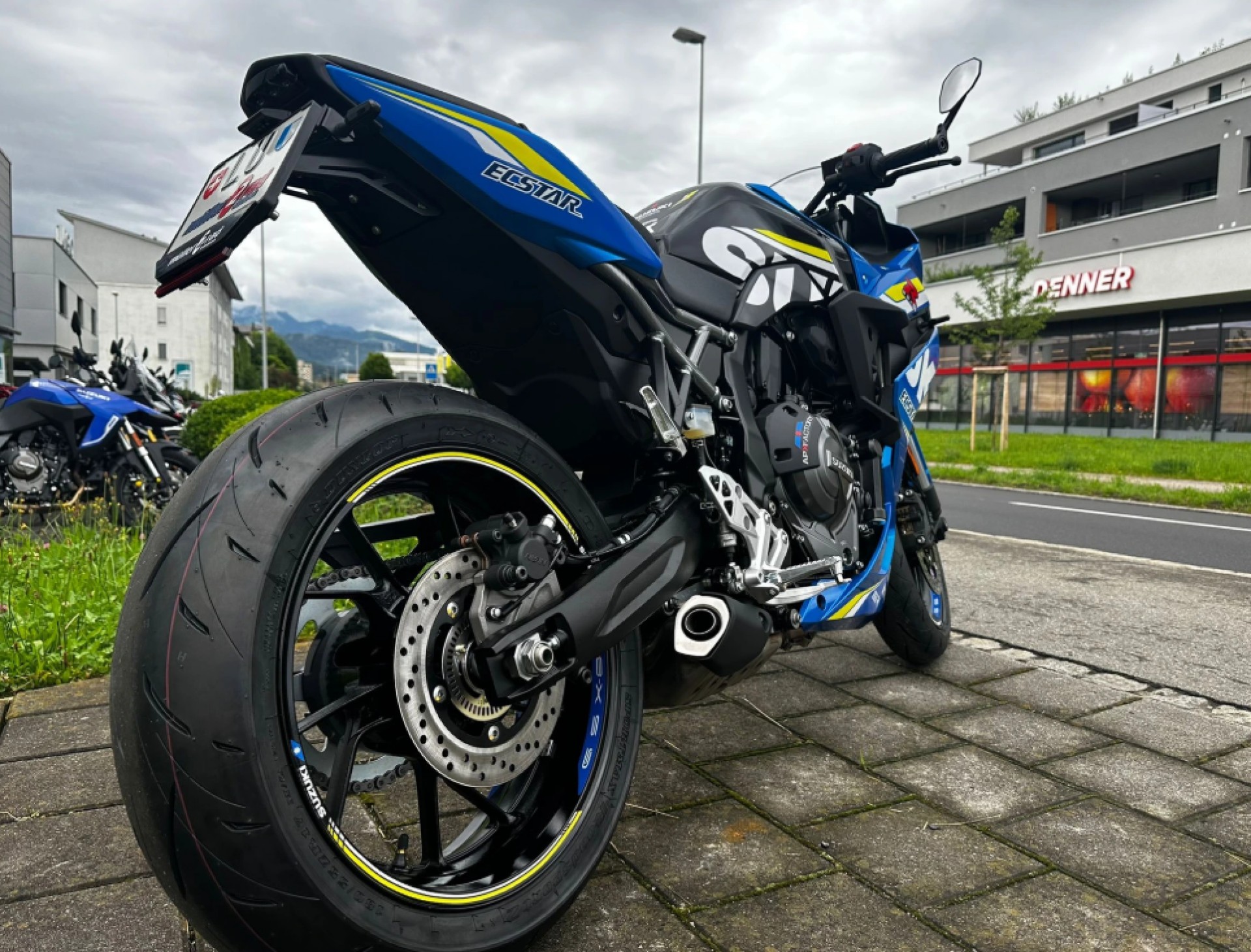 SUZUKI GSX-8R-showroom-element-2