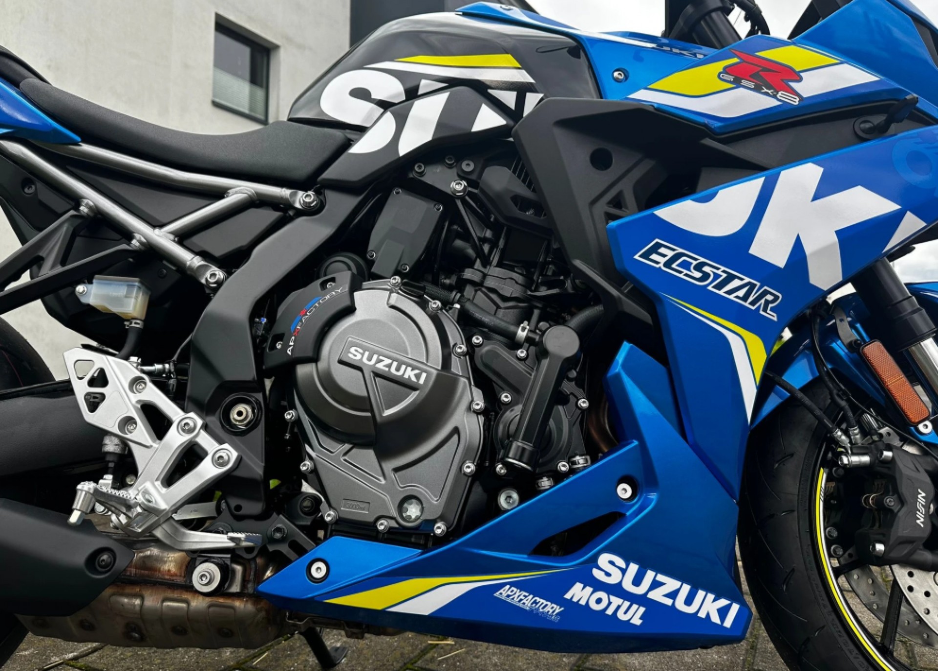 SUZUKI GSX-8R-showroom-element-3