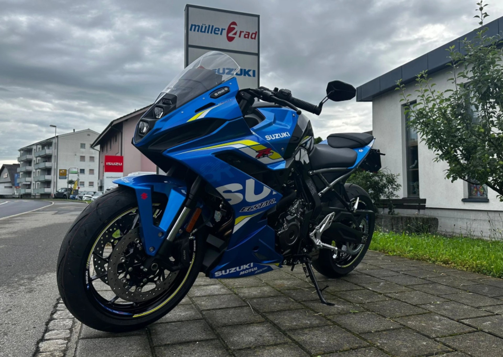 SUZUKI GSX-8R-showroom-element-1