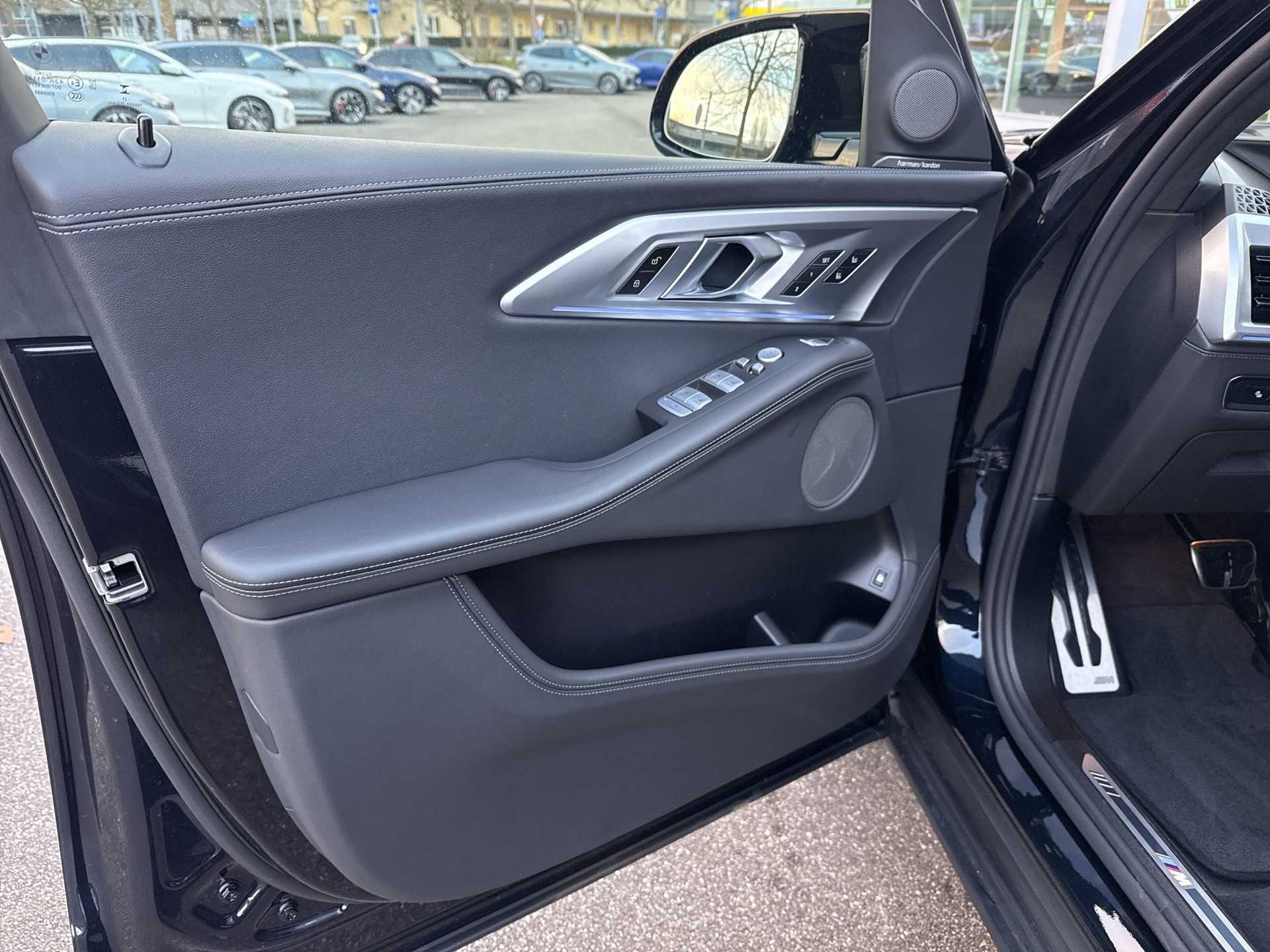 BMW XM xDrive 50e PHEV Steptronic-image-17