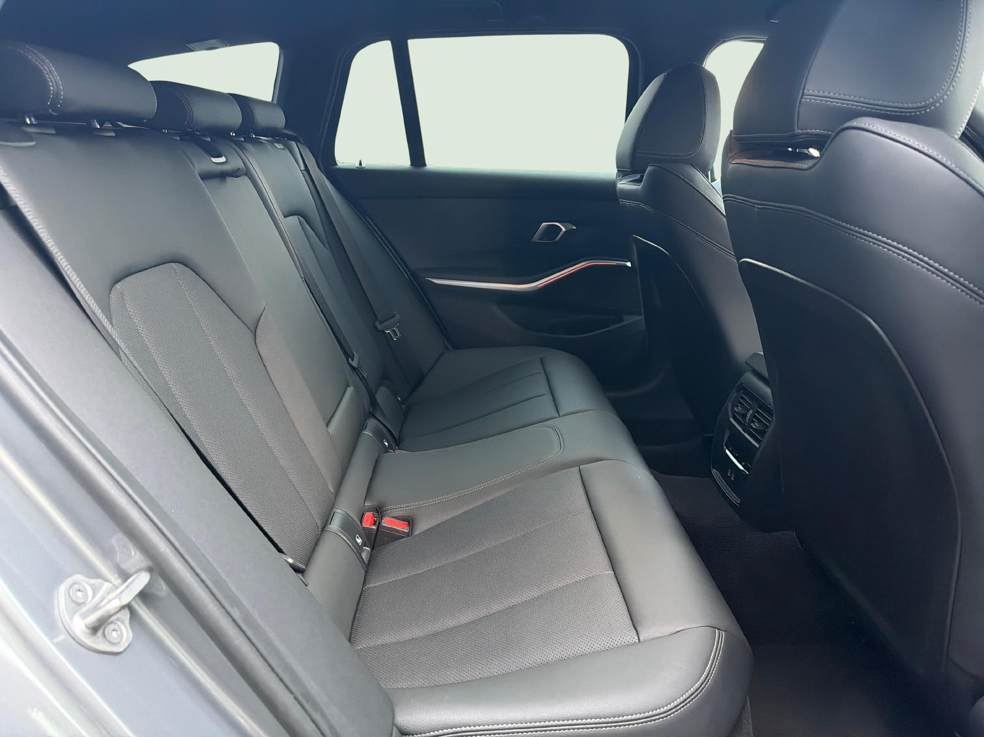 BMW 330d xDrive Touring-image-17