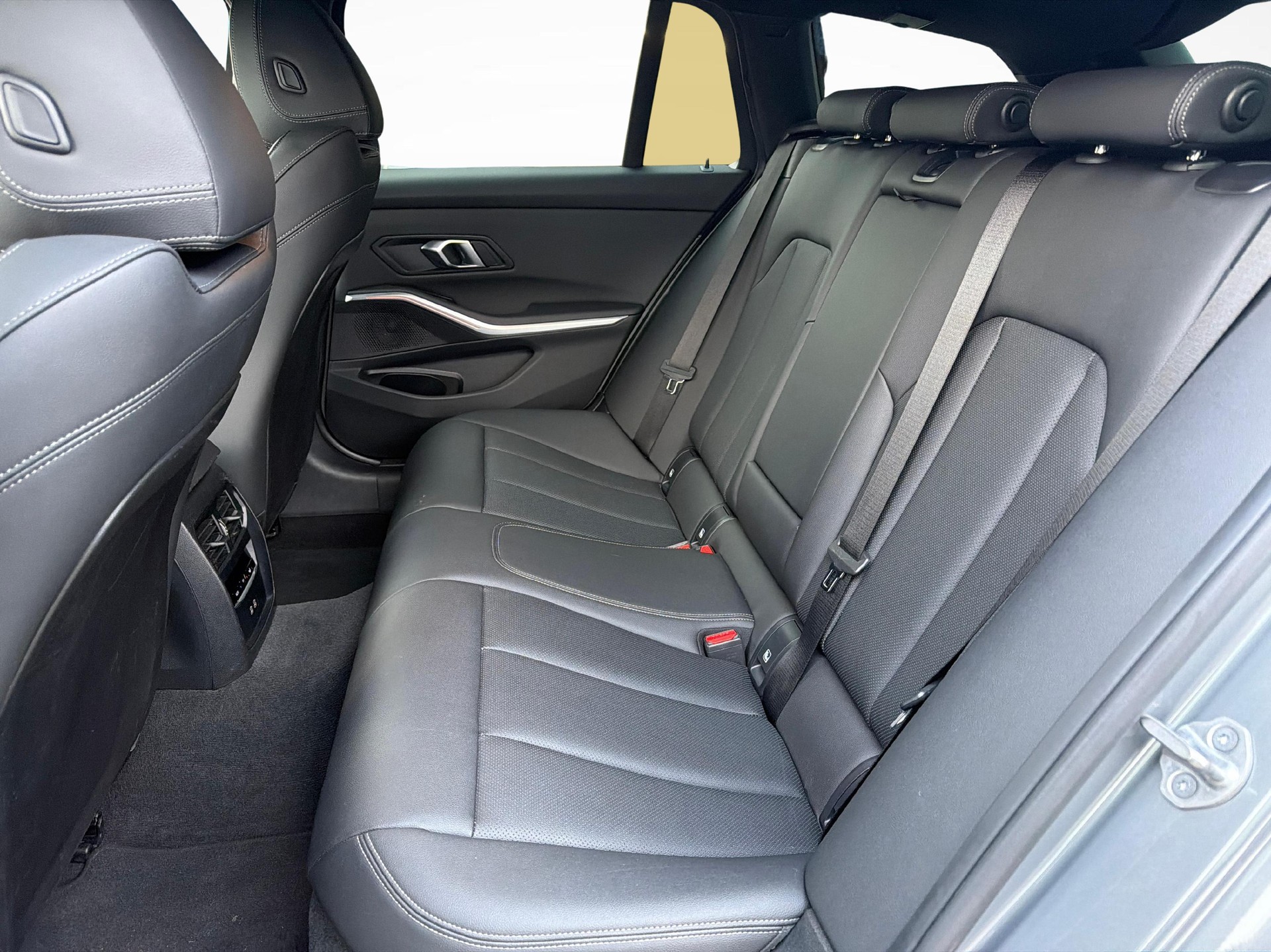 BMW 330d xDrive Touring-image-18