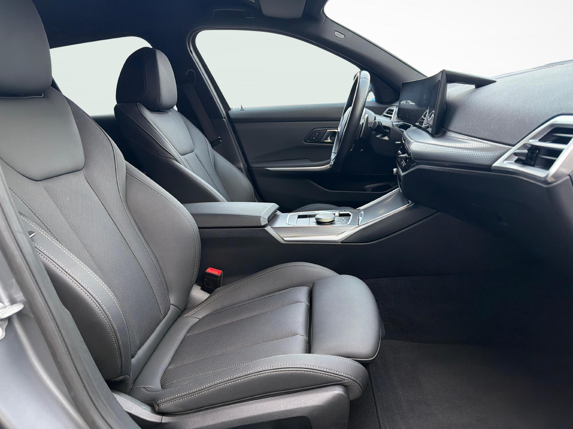 BMW 330d xDrive Touring-image-10