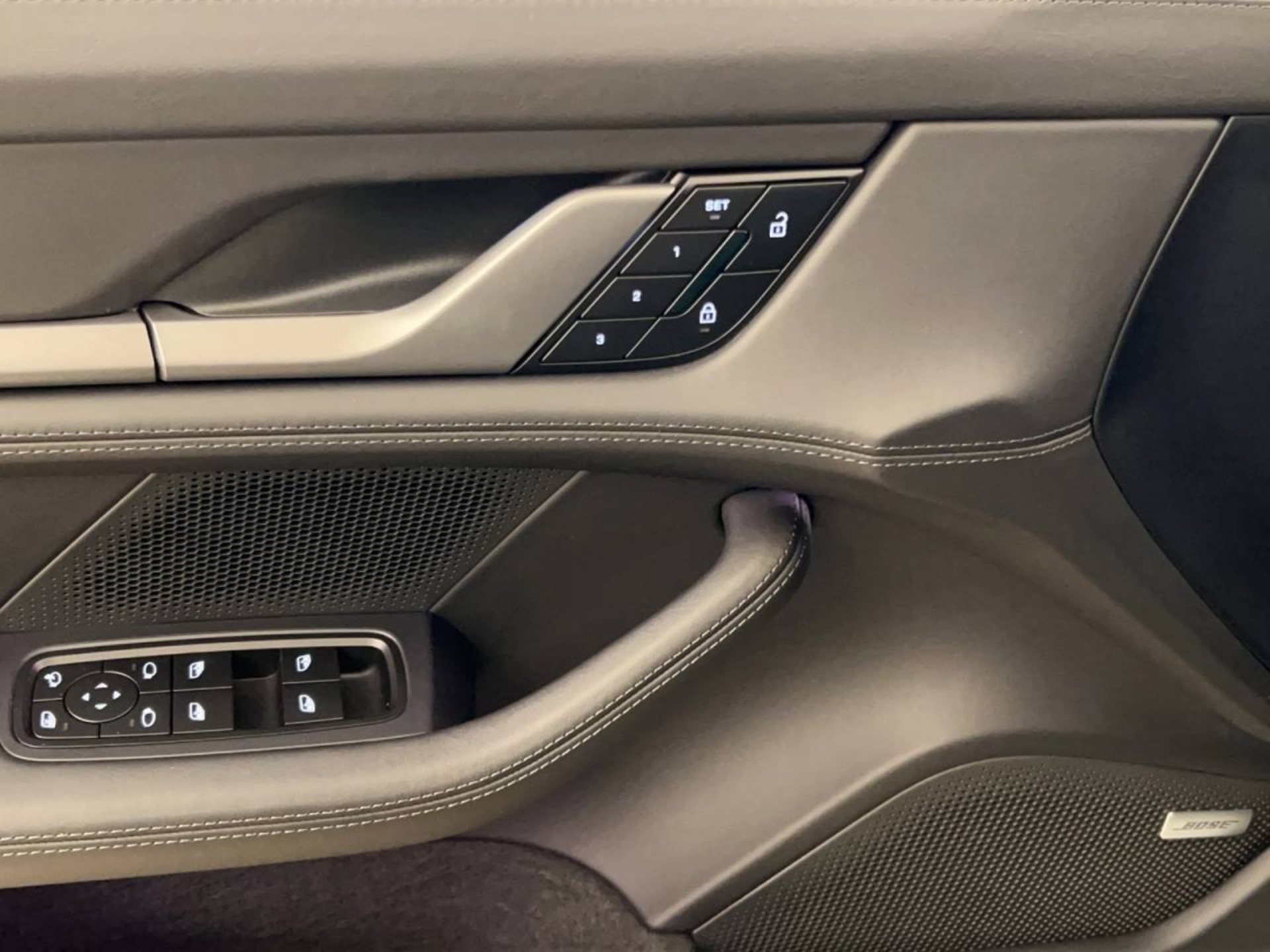 PORSCHE Taycan 4S-image-12