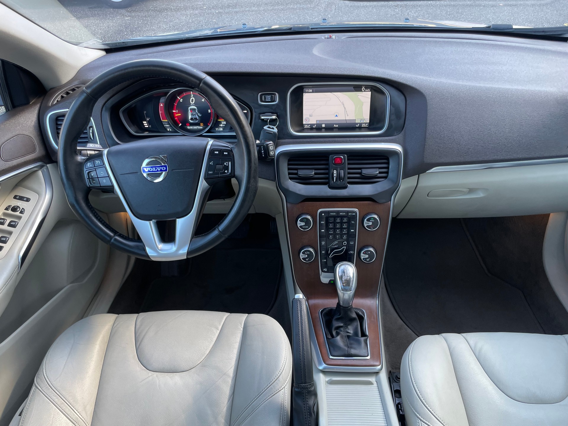 VOLVO V40 D3 Summum Geartronic-image-7