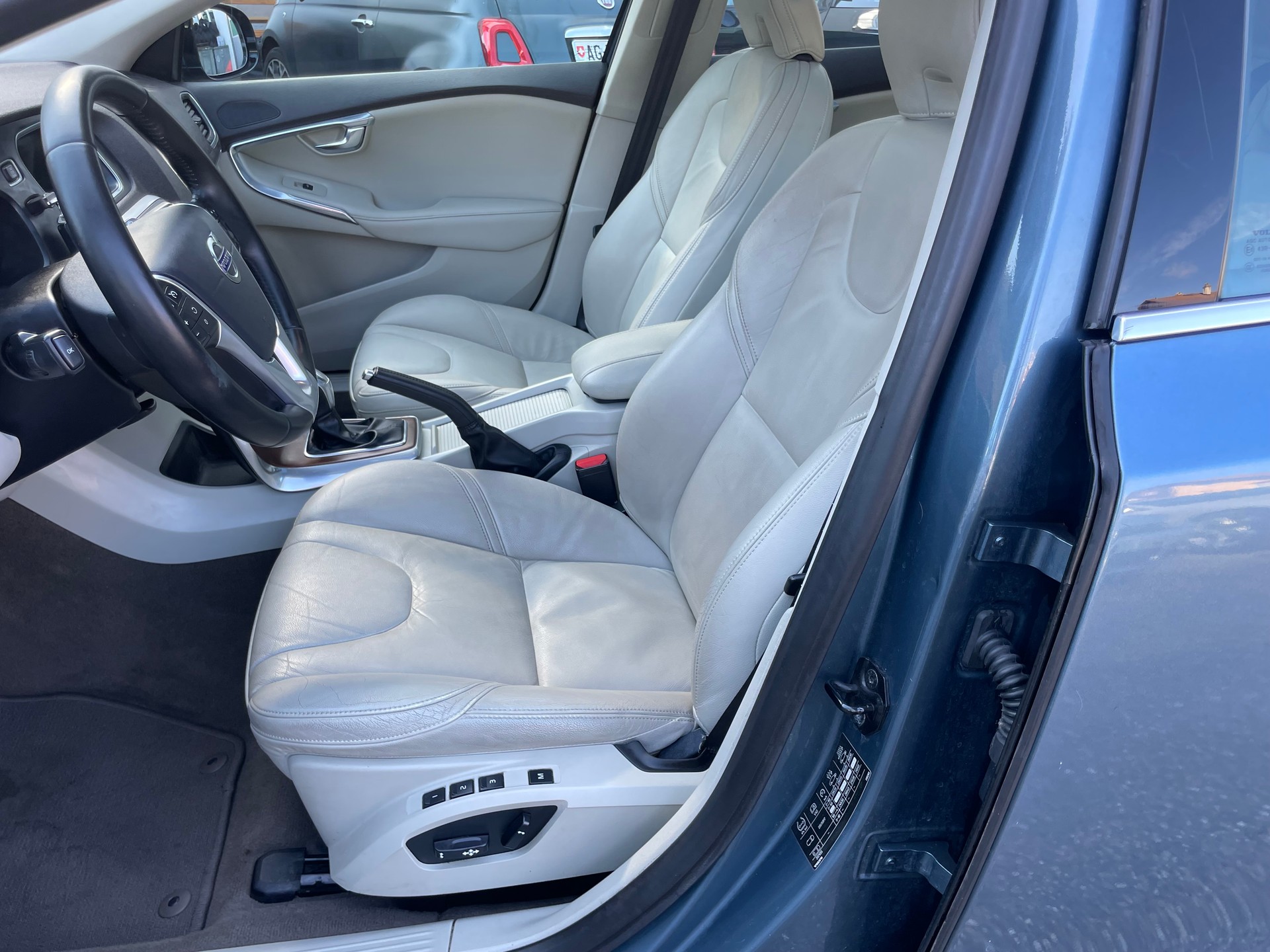 VOLVO V40 D3 Summum Geartronic-image-4