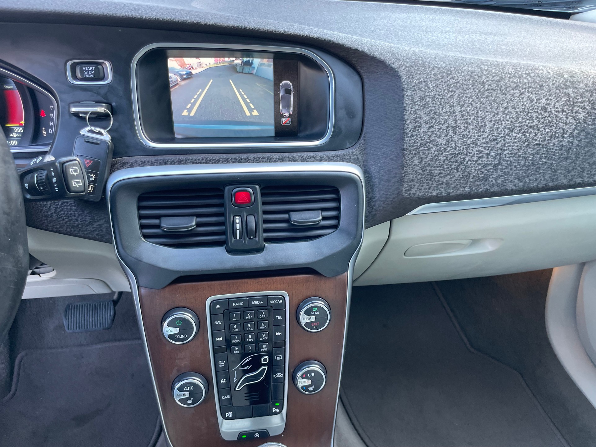 VOLVO V40 D3 Summum Geartronic-image-8