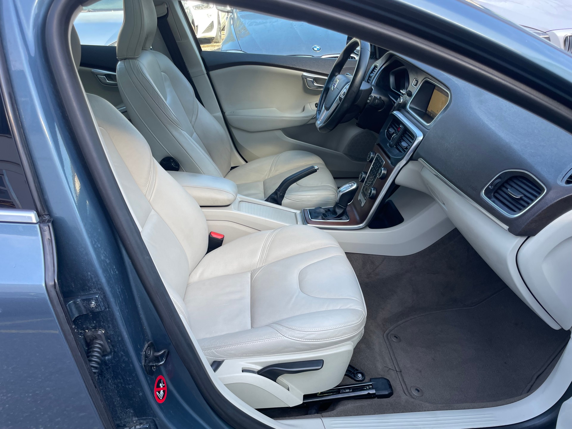 VOLVO V40 D3 Summum Geartronic-image-5