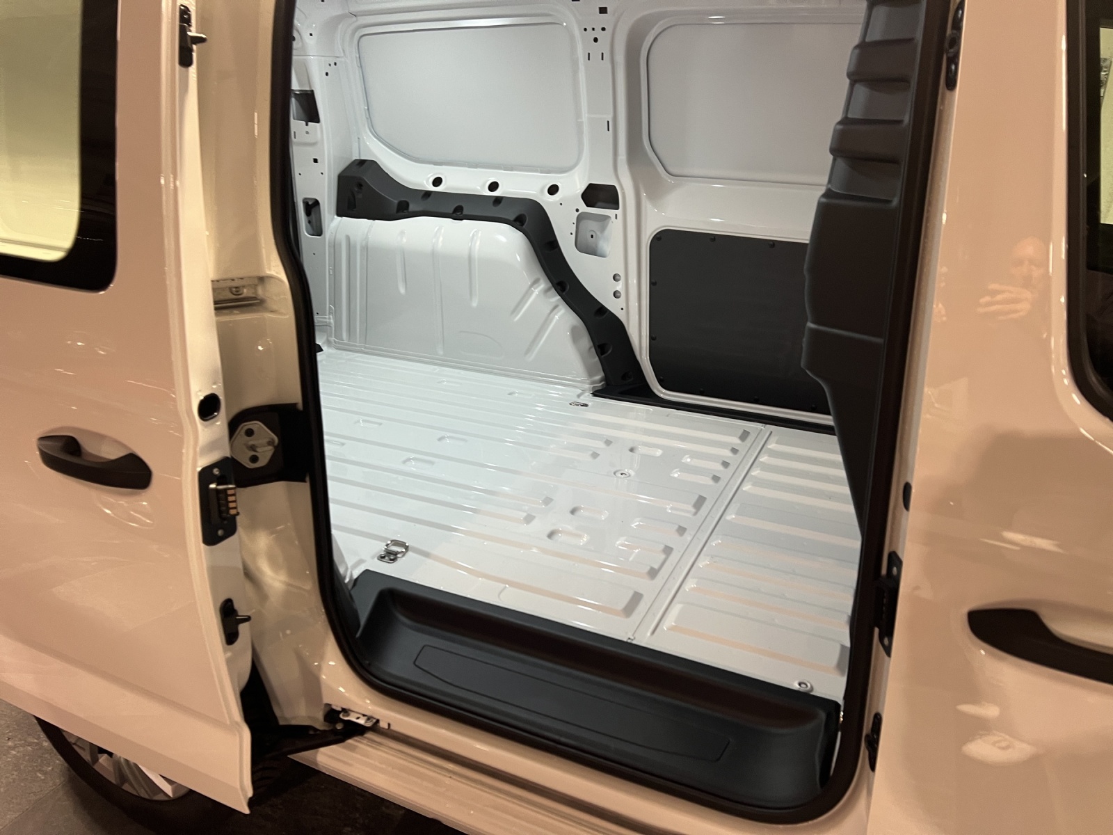 VW Caddy Cargo 2.0TDI Maxi 4Motion-image-8