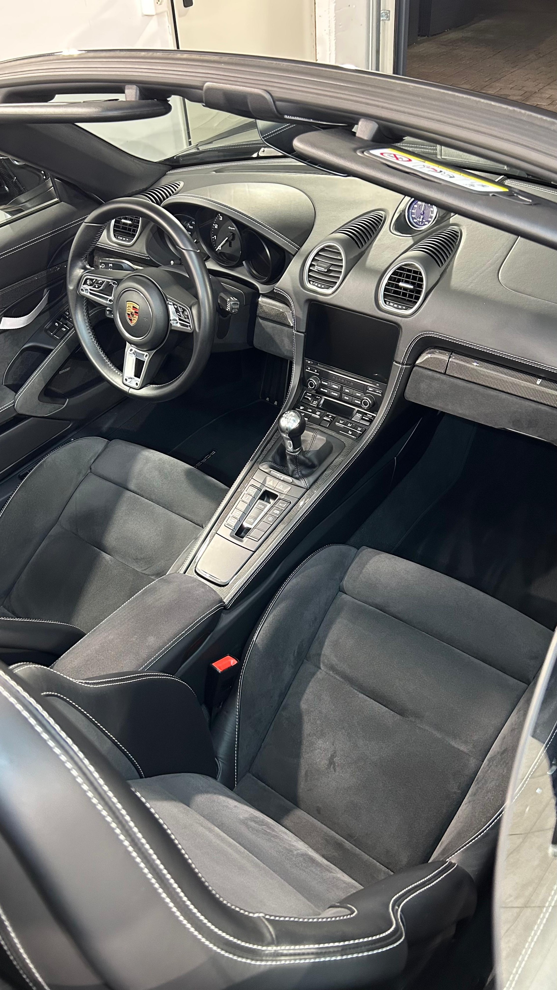 PORSCHE 718 Boxster Spyder-image-3