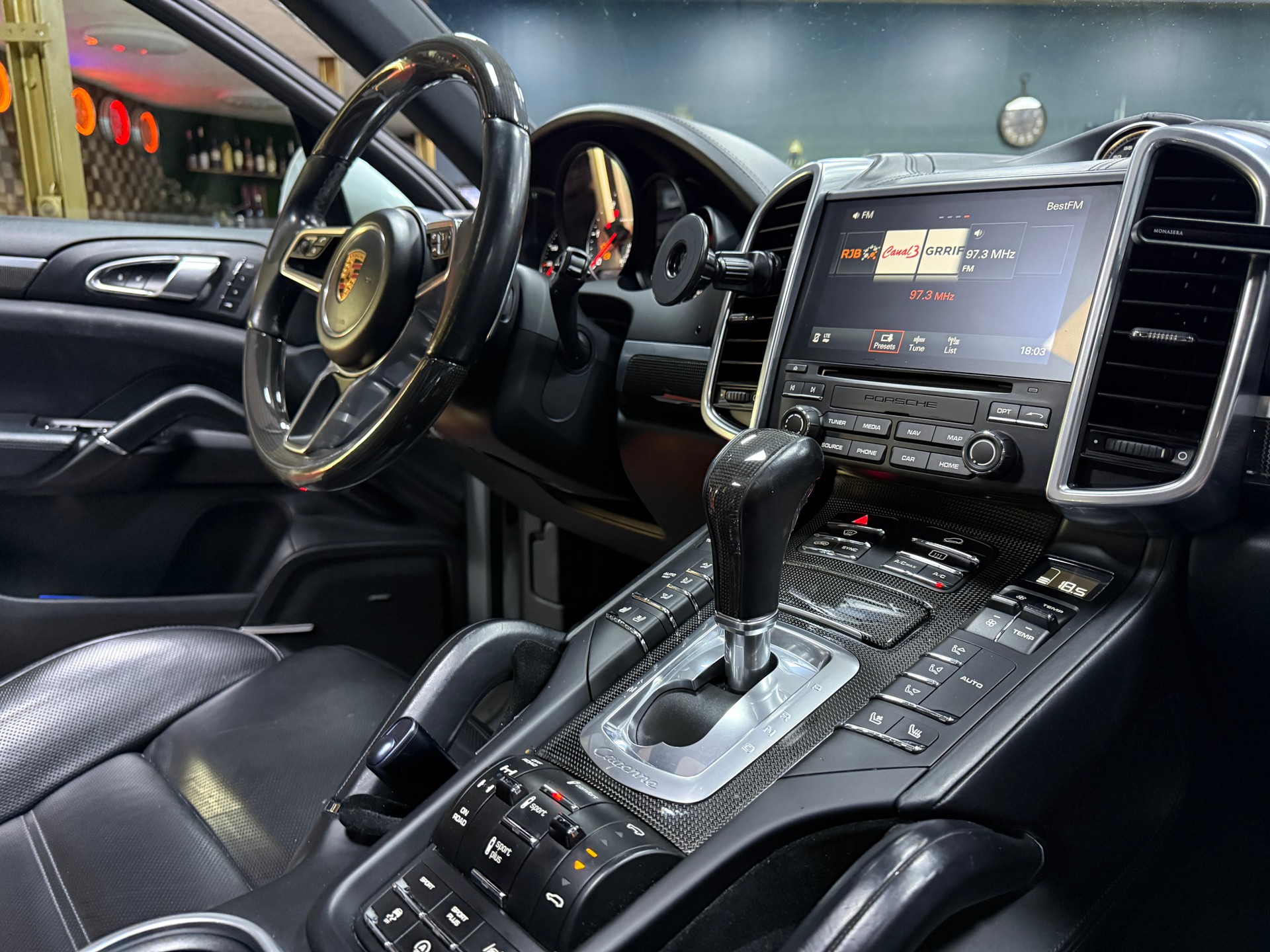 PORSCHE Cayenne S Diesel Platinum / CH Fahrzeug-image-9