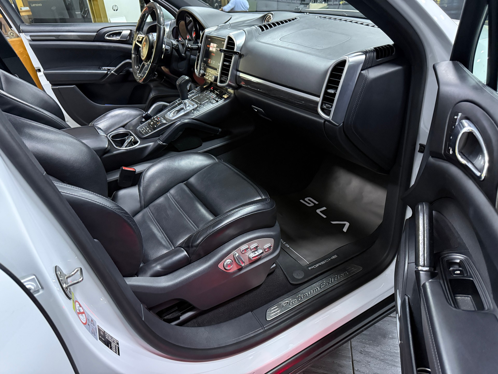 PORSCHE Cayenne S Diesel Platinum / CH Fahrzeug-image-8