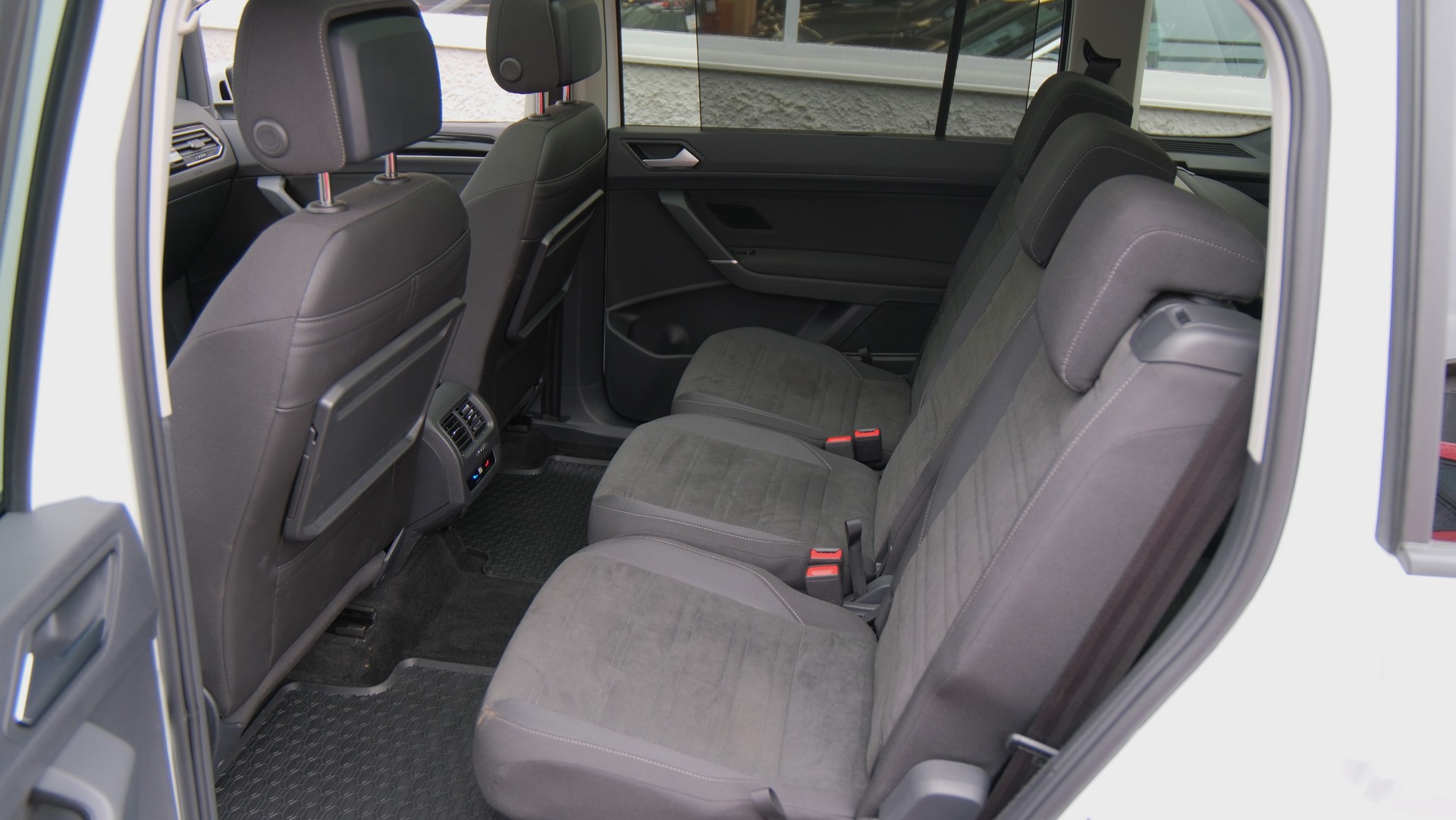VW Touran 1.5 TSI EVO Comfort United R Line DSG-image-22