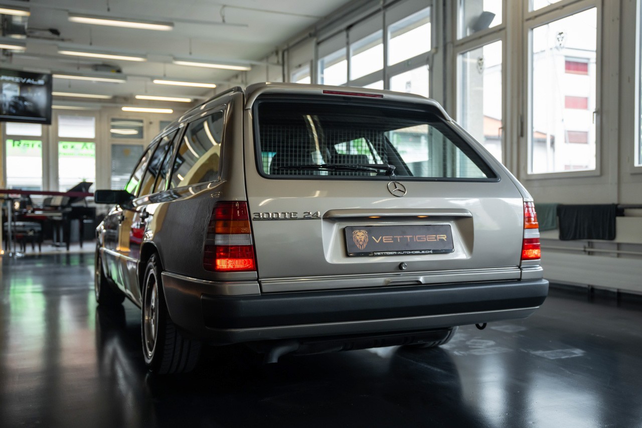 MERCEDES-BENZ 300 TE-24-showroom-element-3
