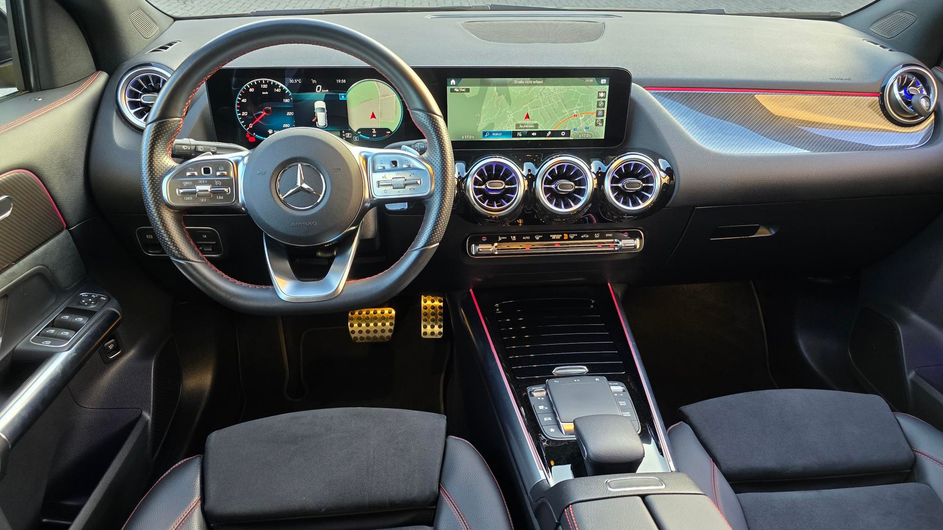 MERCEDES-BENZ GLA 220d 4Matic AMG Line 8G-DCT-image-11