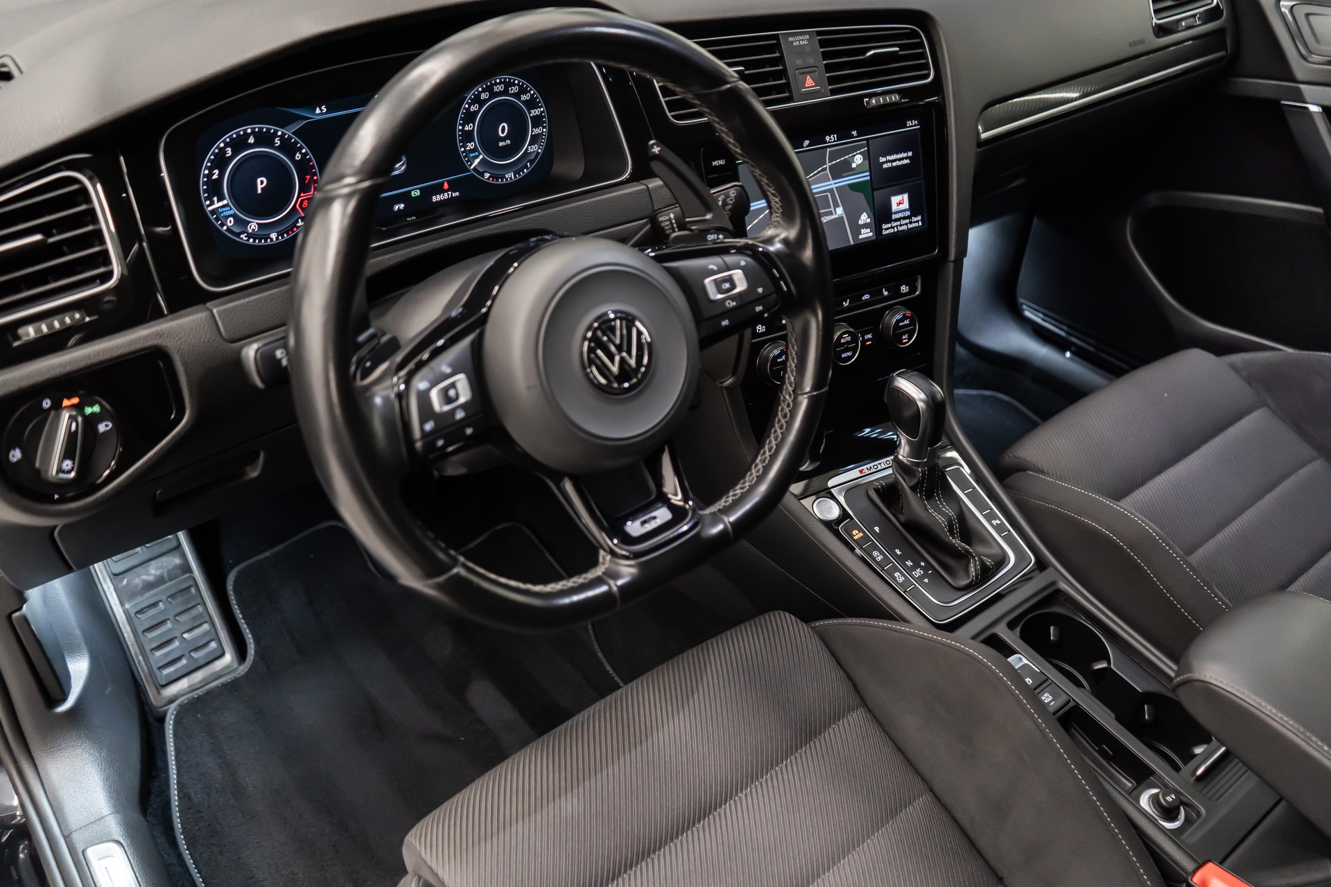 VW Golf 2.0 TSI R 4MOTION DSG / ALL BLACK / OHNE OPF / FRISCH AB SERVICE & MFK-image-17